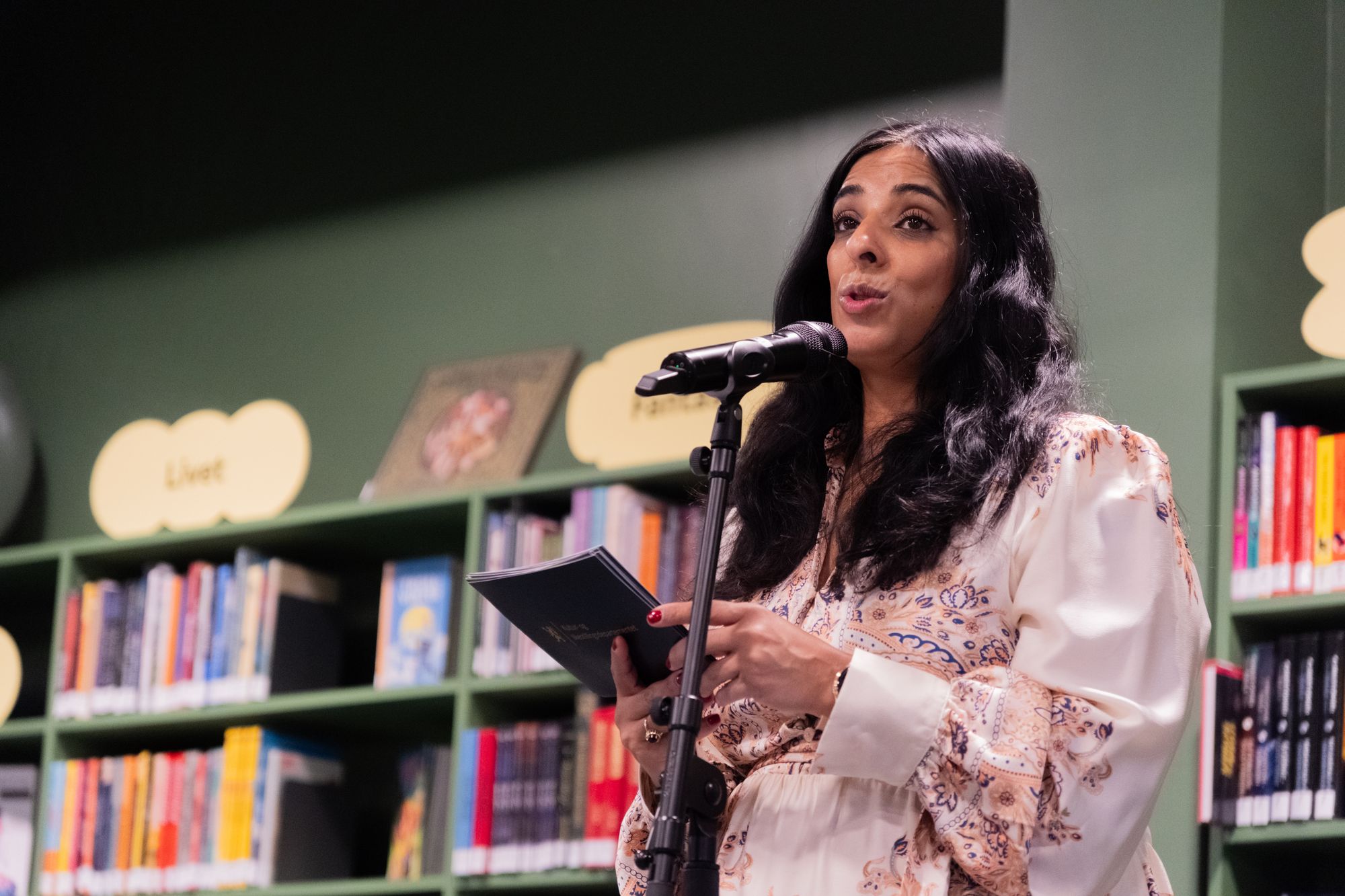 Tirsdag møtes representanter for de største sosiale mediene kulturminister Lubna Jaffery og norske redaktører til dialogmøte