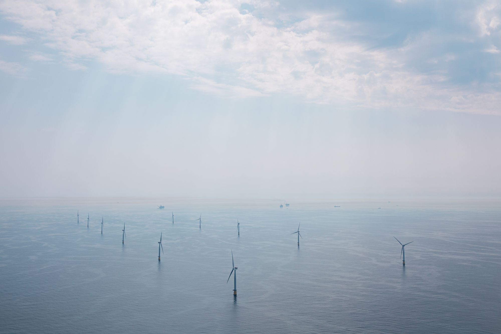 Equinor-sjef Anders Opedal trenger mer kraft fra land for å elektrifisere sokkelen. Men han har ikke tro på flere løsninger som Hywind Tampen. 