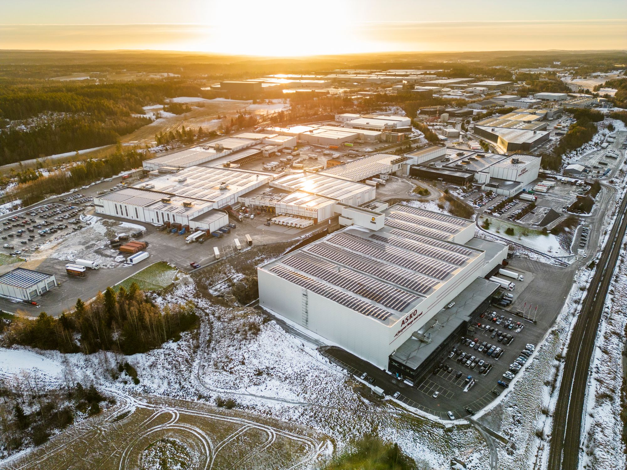 Askos sentrallager på Vestby har solceller på nesten alle tak. Regjeringens nye delingsordning har til hensikt å få bygget ut flere liknende solcelleanlegg, ved å øke lønnsomheten.