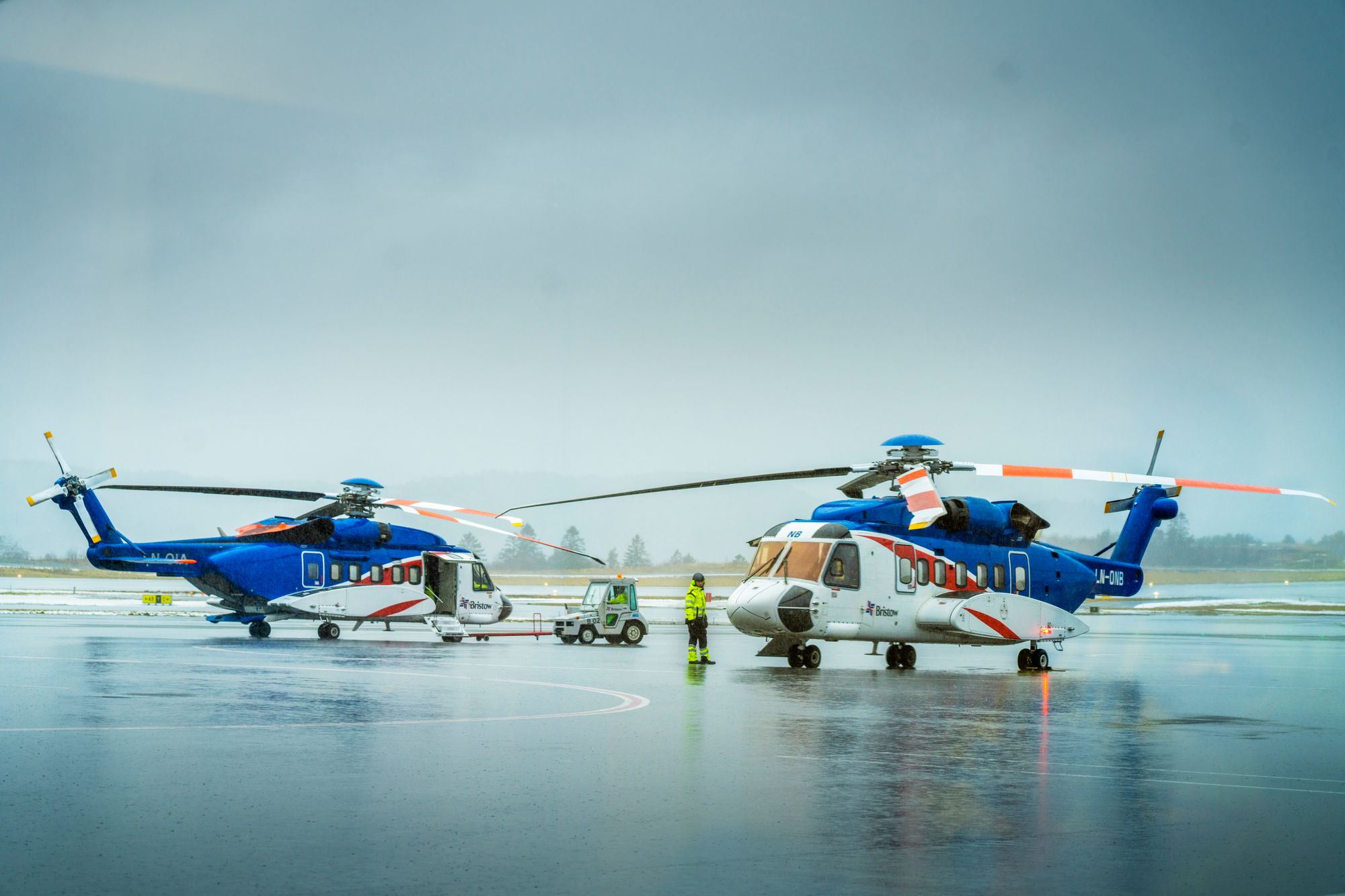 To Sikorsky S-92 helikoptre fra selskapet Bristow. Bildet ble tatt i fjor på Flesland Heliport.