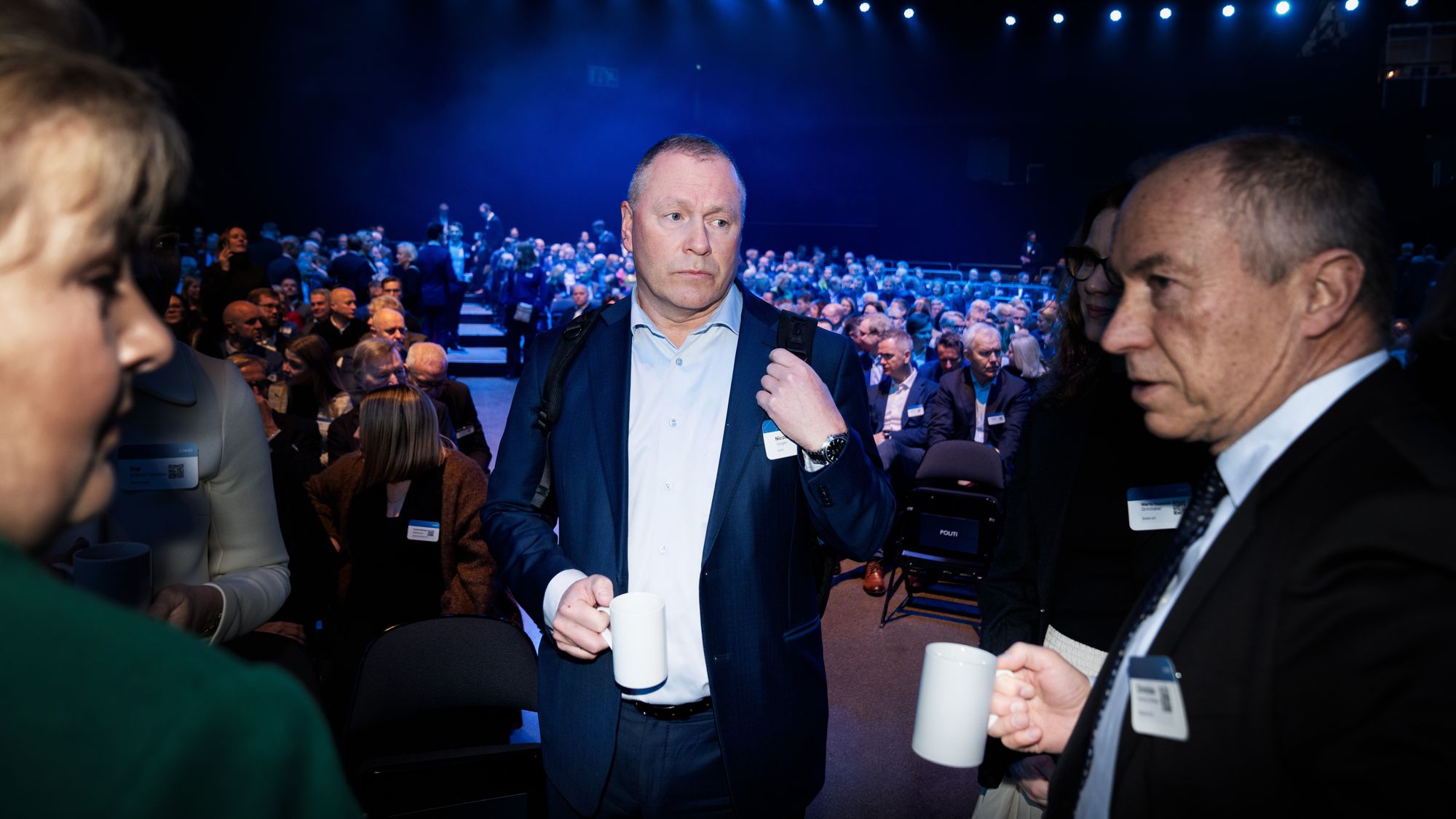 Hvis alt skal skje gjennom dialog, reduseres generalforsamlingen fort til en formalitet, eller i verste fall en skinnøvelse. Her er oljefondsjef Nicolai Tangen i samtale med Erna Solberg og Christian Rynning Tønnesen. 