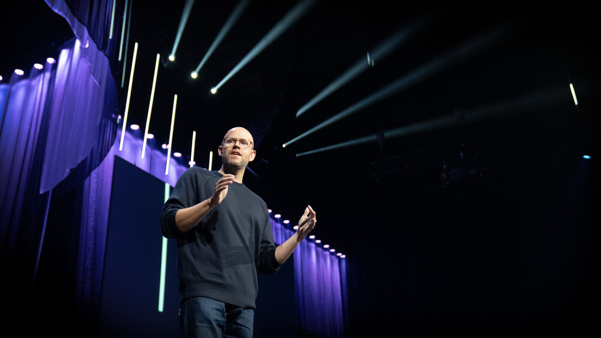 Spotify-gründer Daniel Ek var iført «tekgründer-bunad» på NHOs årskonferanse tirsdag. Han mener Europa har alle muligheter til å skape innovasjonene som trengs, men bør lære av USAs «can-do»-mentalitet.