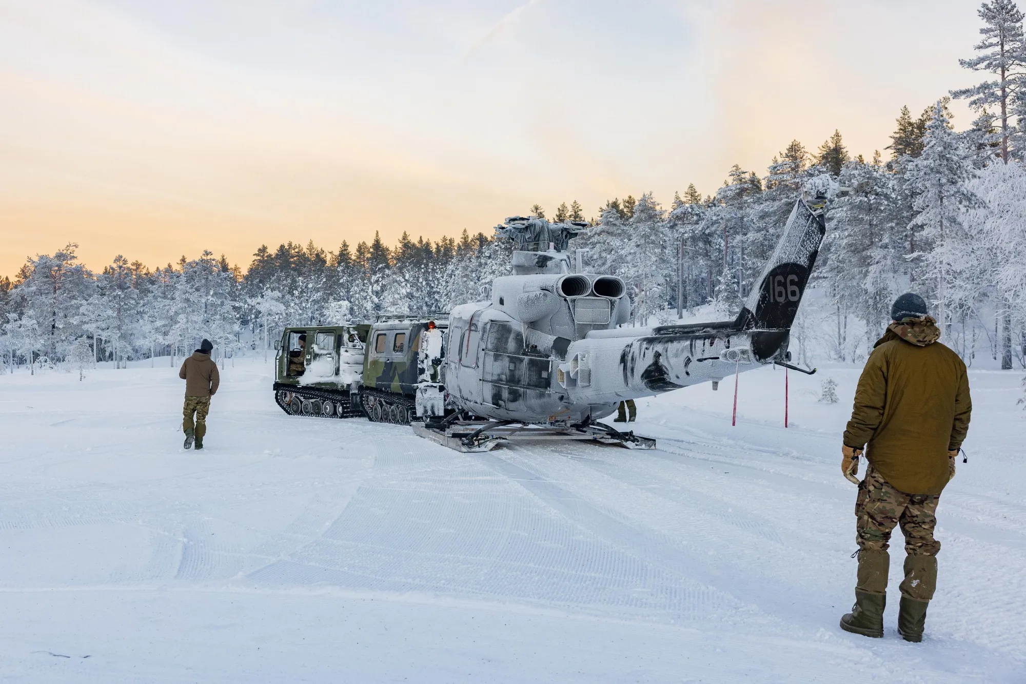 Her fraktes Bell 412-helikopteret til Luftforsvaret vekk etter uhellet ved Taklås i Notodden. 