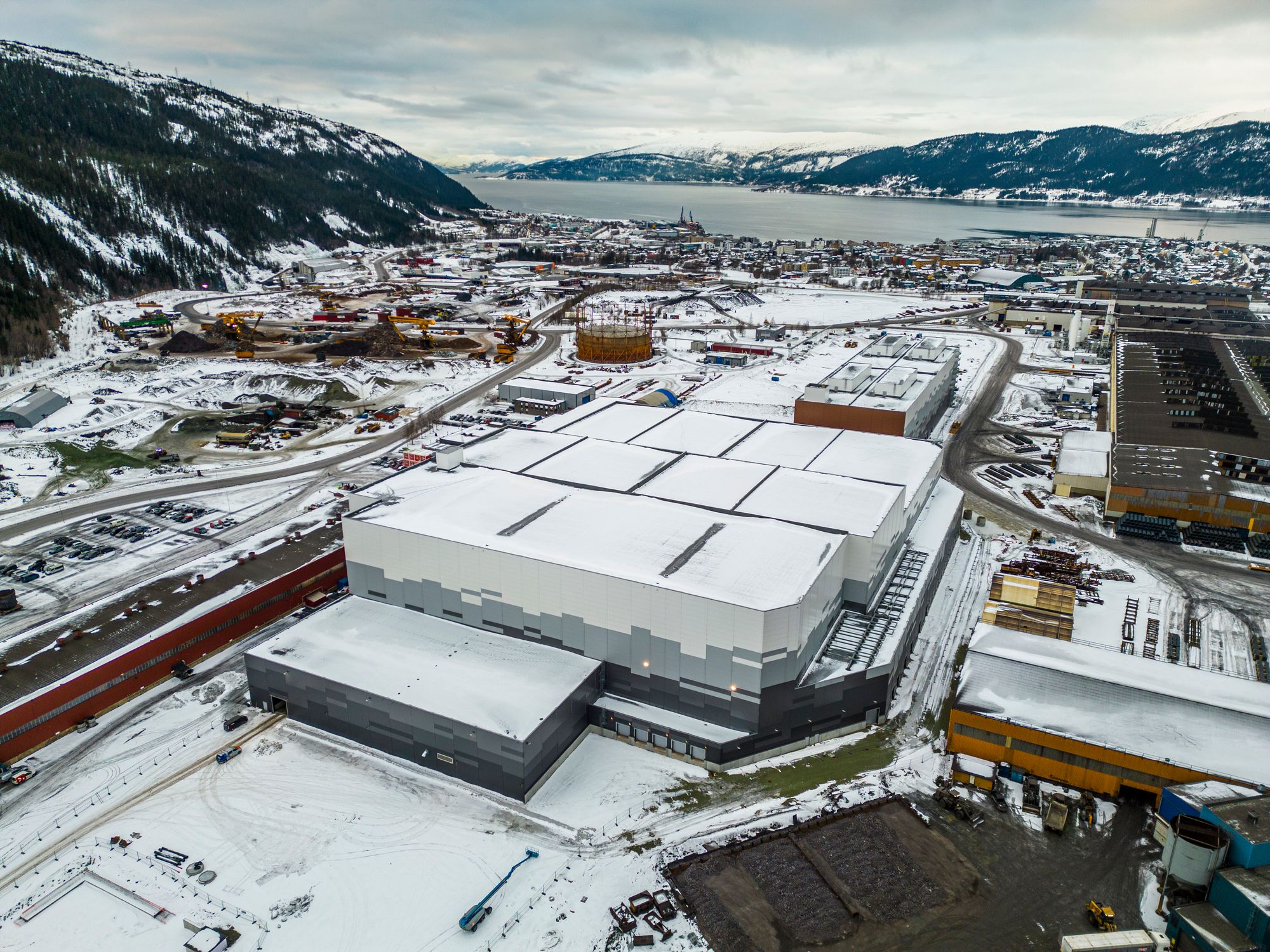 Freyr spådde at det skulle skape 1500 jobber i Mo i Rana. Nå skal produksjonshallen Giga Artic og pilotfabrikken i forgrunnen selges til høystbydende.