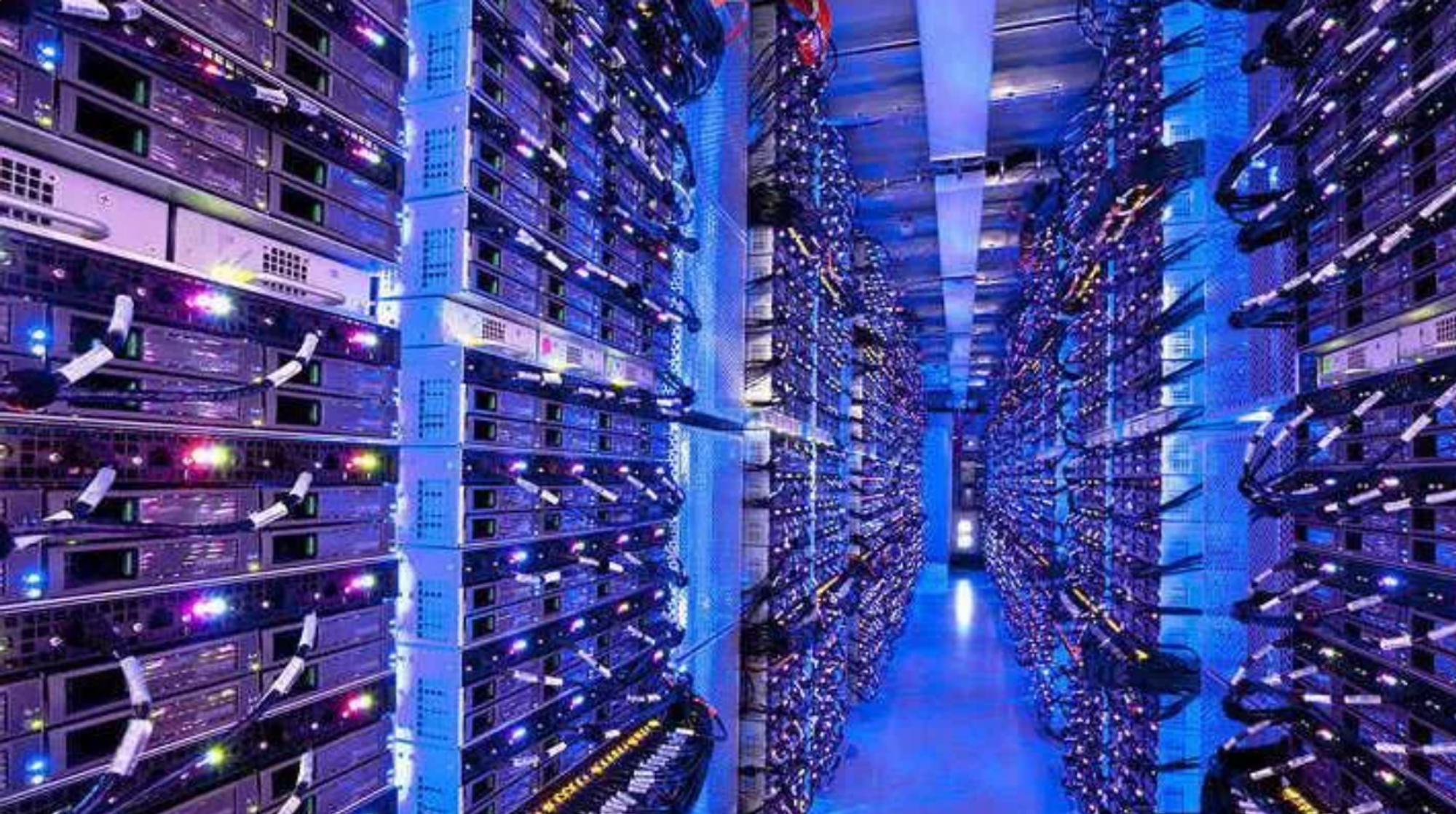 Sikkerhet, regeletterlevelse og uforutsigbare kostnader. Flere ser ut til å ville flytte deler av infrastrukturen hjem. Her servere i ett av Microsoft sine datasentre.