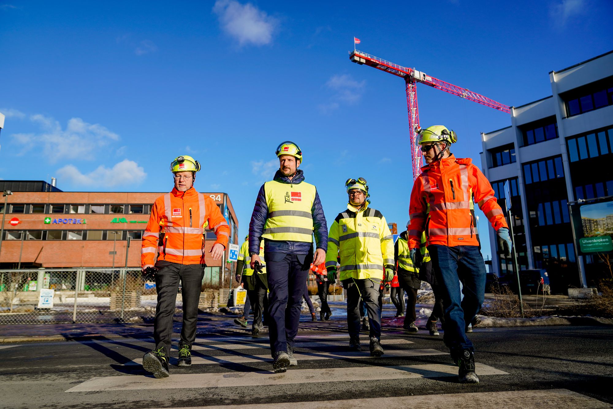 Kronprins Haakon under et besøk hos Veidekke i Oslo januar i fjor.