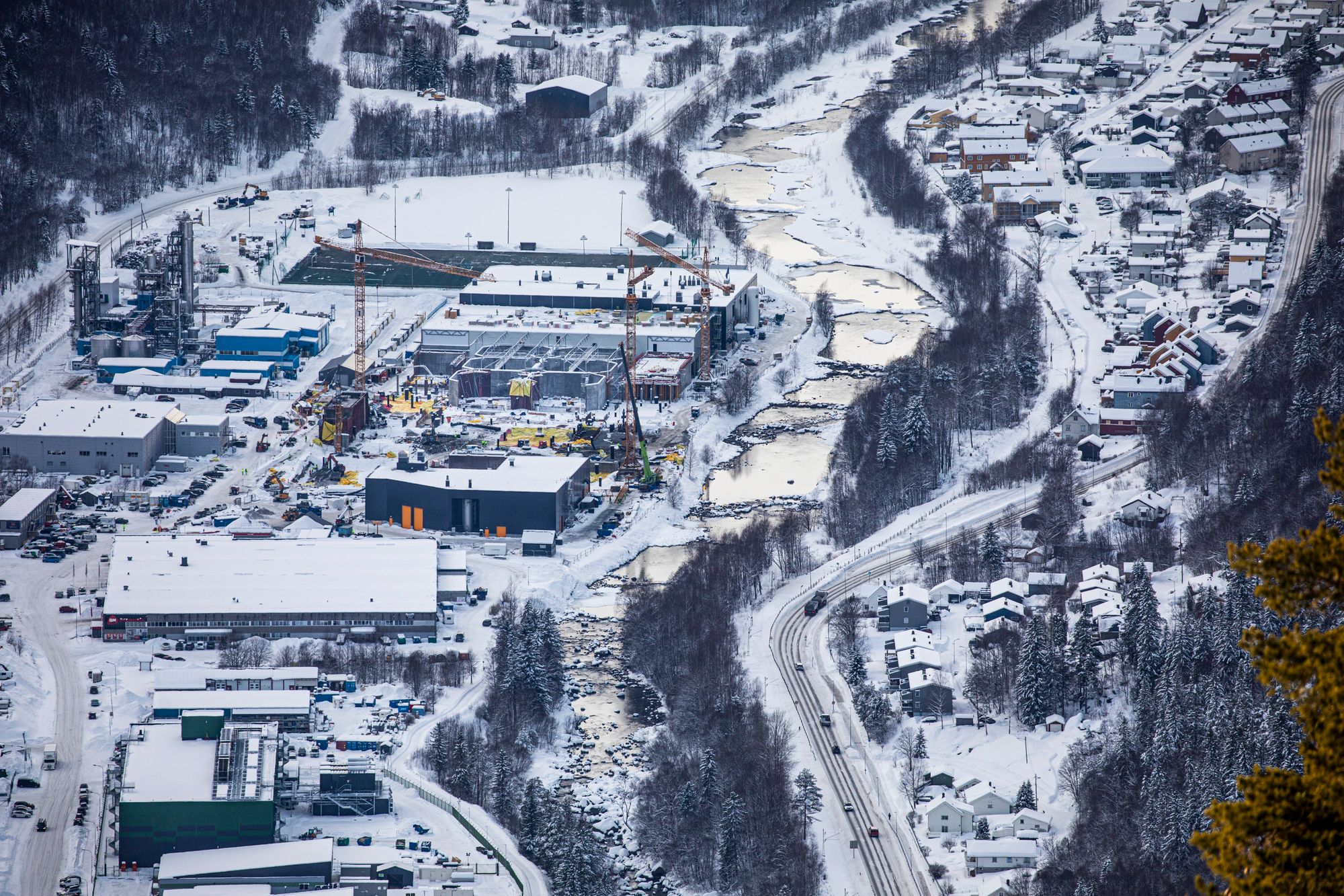 Green Mountains datasenter på Rjukan (nede til venstre) ligger 800 meter fra der Hima Seafood bygger sitt ørret-oppdrettsanlegg. Planen er å bruke restvarme fra datasenteret til å varme opp Himas bygg. Utnyttelse av overskuddsvarme er ikke regulert i dag, men et krav om en kost-nytteanalyse ventes fra nyttår.