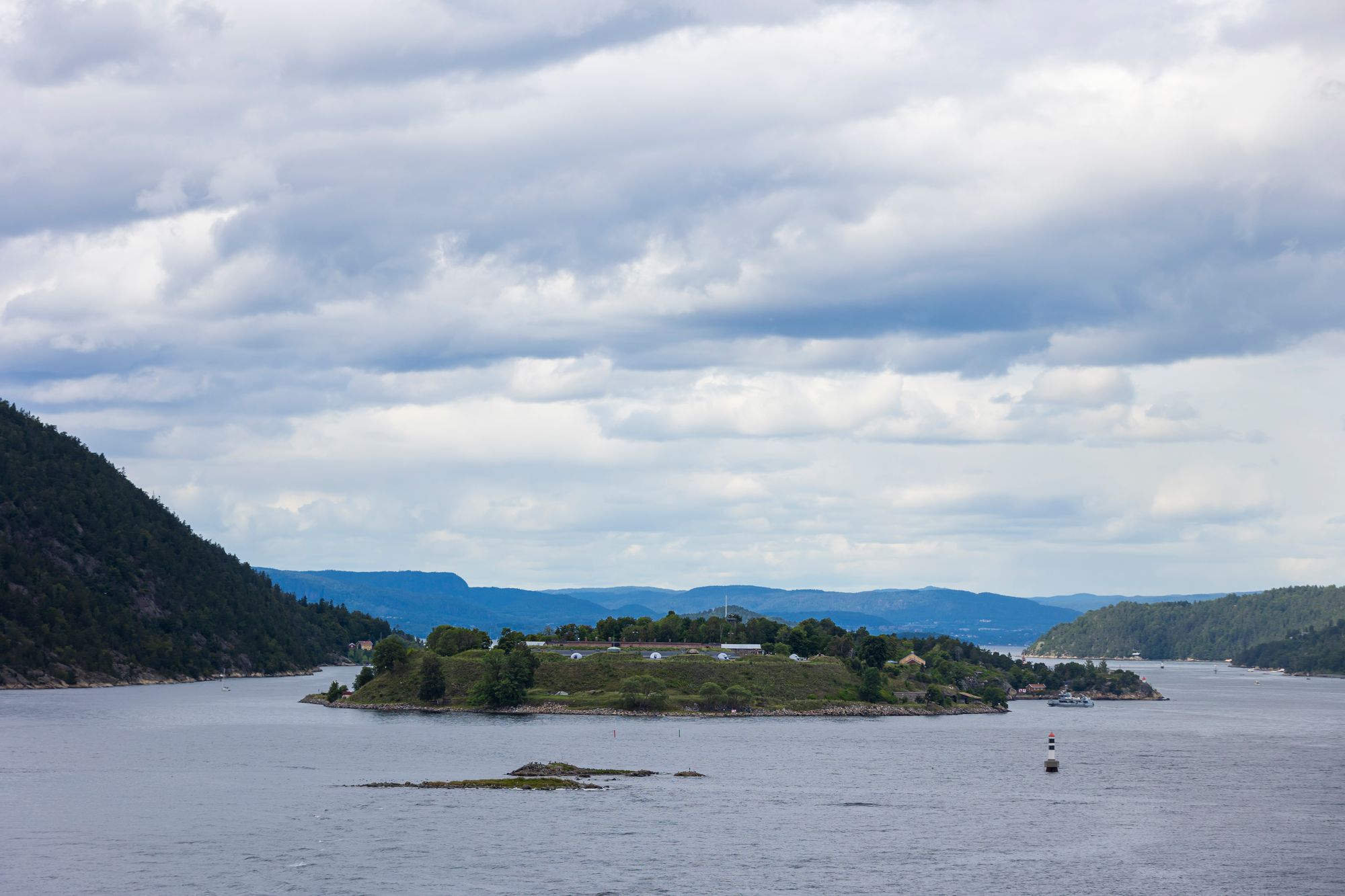 Fabrikken til Chemring Nobel ligger på Sætre, med utslipp til Håøyfjorden i Indre Oslofjord. Det er like ved blant annet Håøya og Oscarsborg, som ses på bildet. 