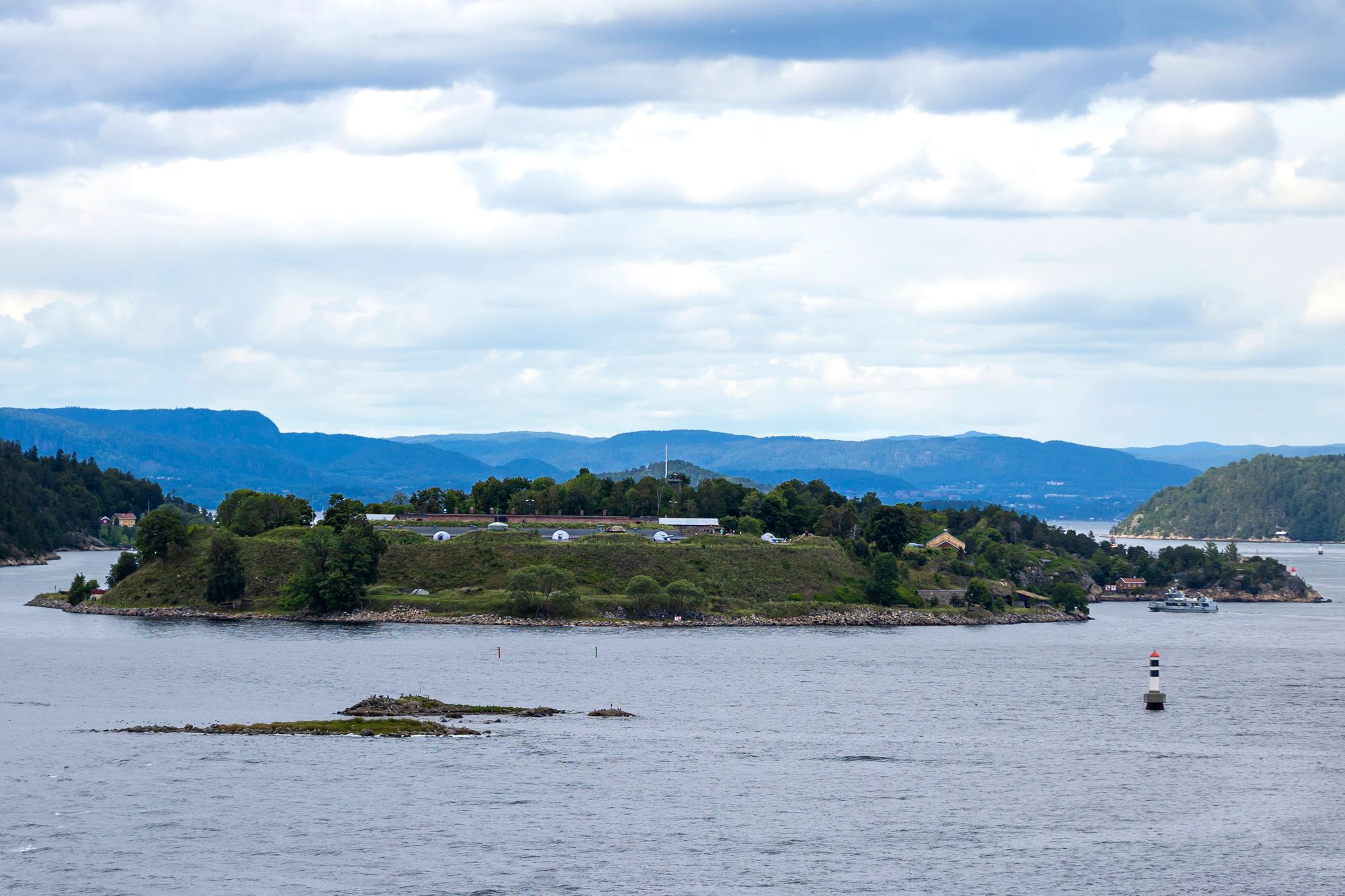 Fabrikken til Chemring Nobel ligger på Sætre, med utslipp til Håøyfjorden i Indre Oslofjord. Det er like ved blant annet Håøya og Oscarsborg, som ses på bildet. 