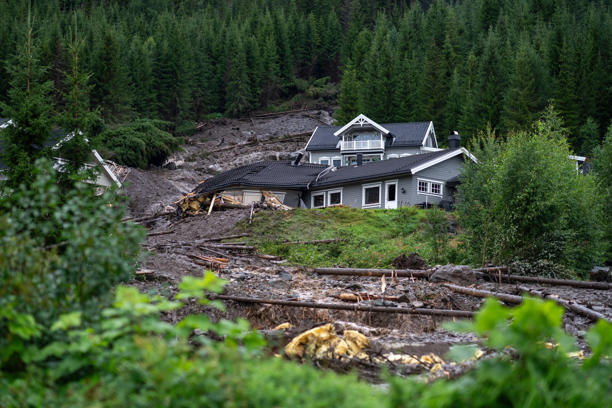 Ekstremværet Hans som rammet i august 2023, utløste skred som gikk gjennom et boligområde i Bagn i Valdres og ødela flere bygg.