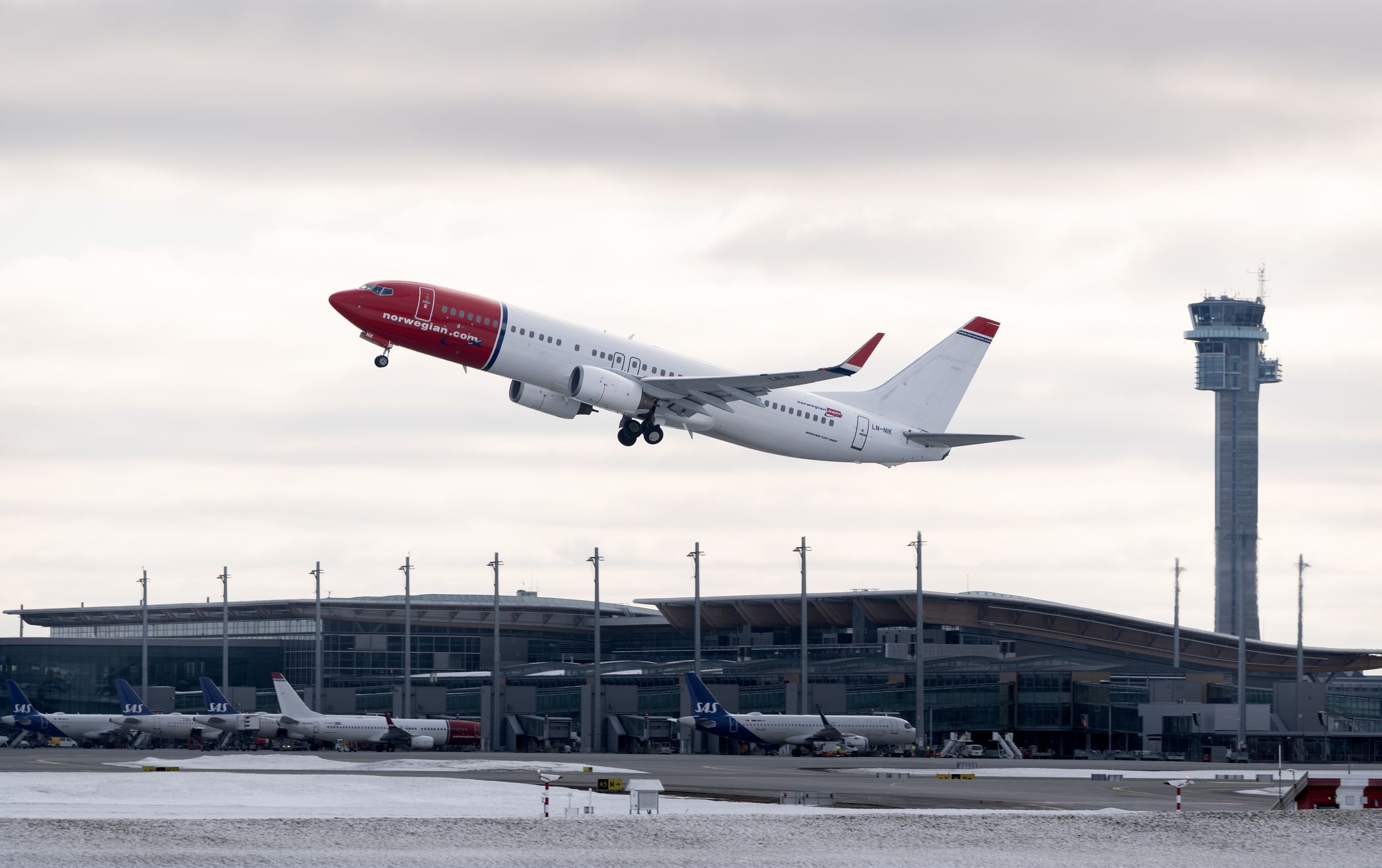 Et Boeing 737-800 tar av fra Oslo Lufthavns vestre bane.