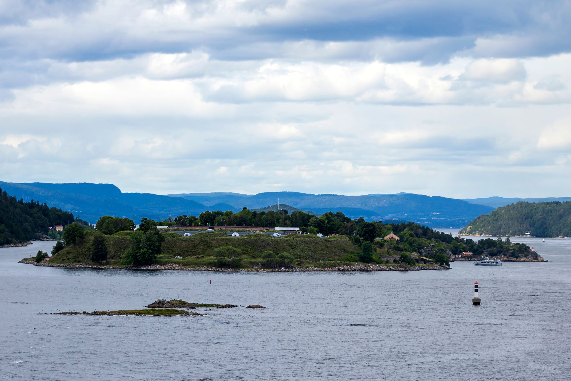 Fabrikken til Chemring Nobel ligger på Sætre, med utslipp til Håøyfjorden i Indre Oslofjord. Det er like ved blant annet Håøya og Oscarsborg, som ses på bildet.