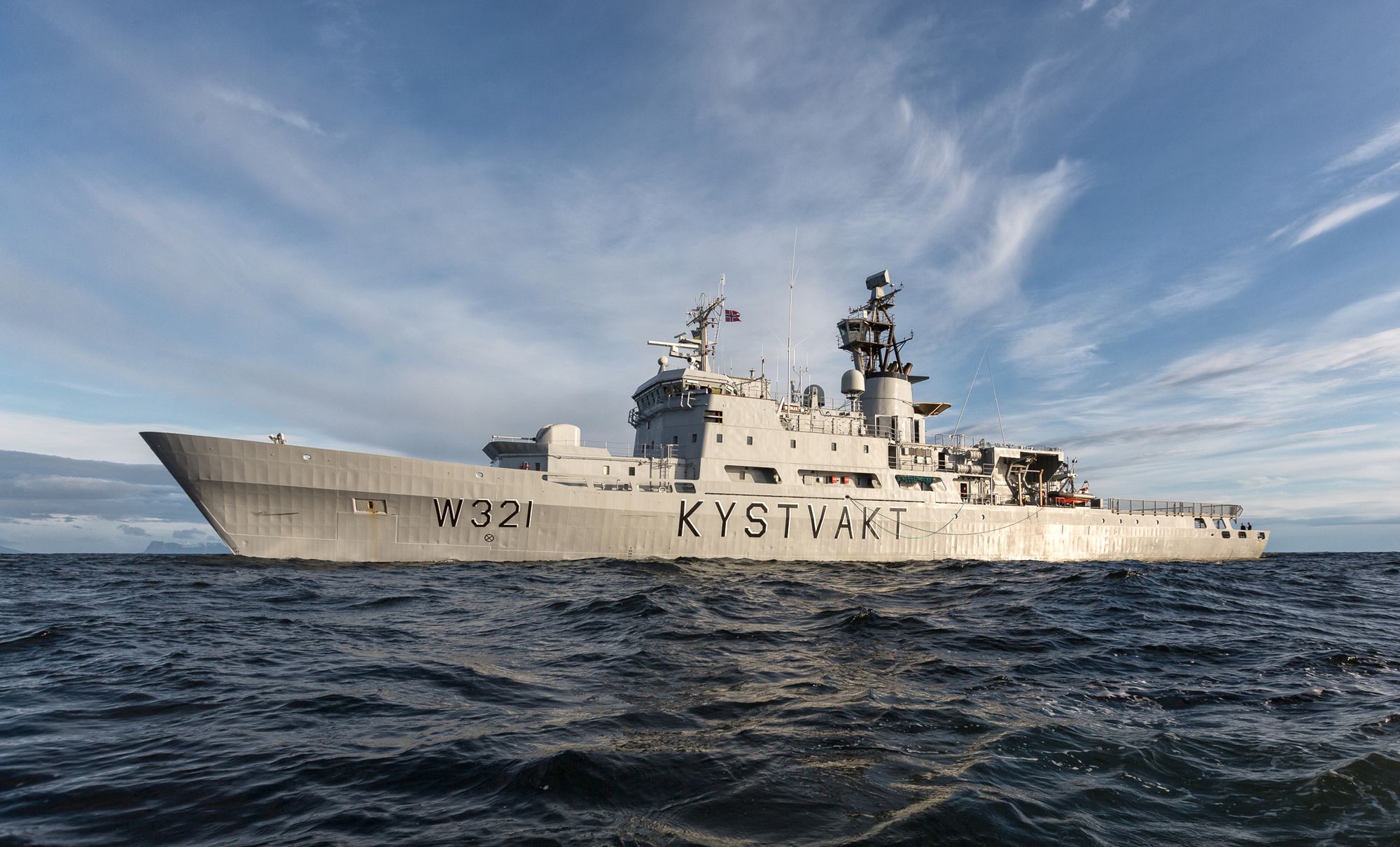 KV Senja ble solgt til Unitech Offshore i mars 2024. Alt militært utstyr ble fjernet før overføringen. Nå ønsker den nye eieren å sette det inn i tjeneste for å motvirke hybride trusler mot havbunnsinfrastruktur på Vestlandet.