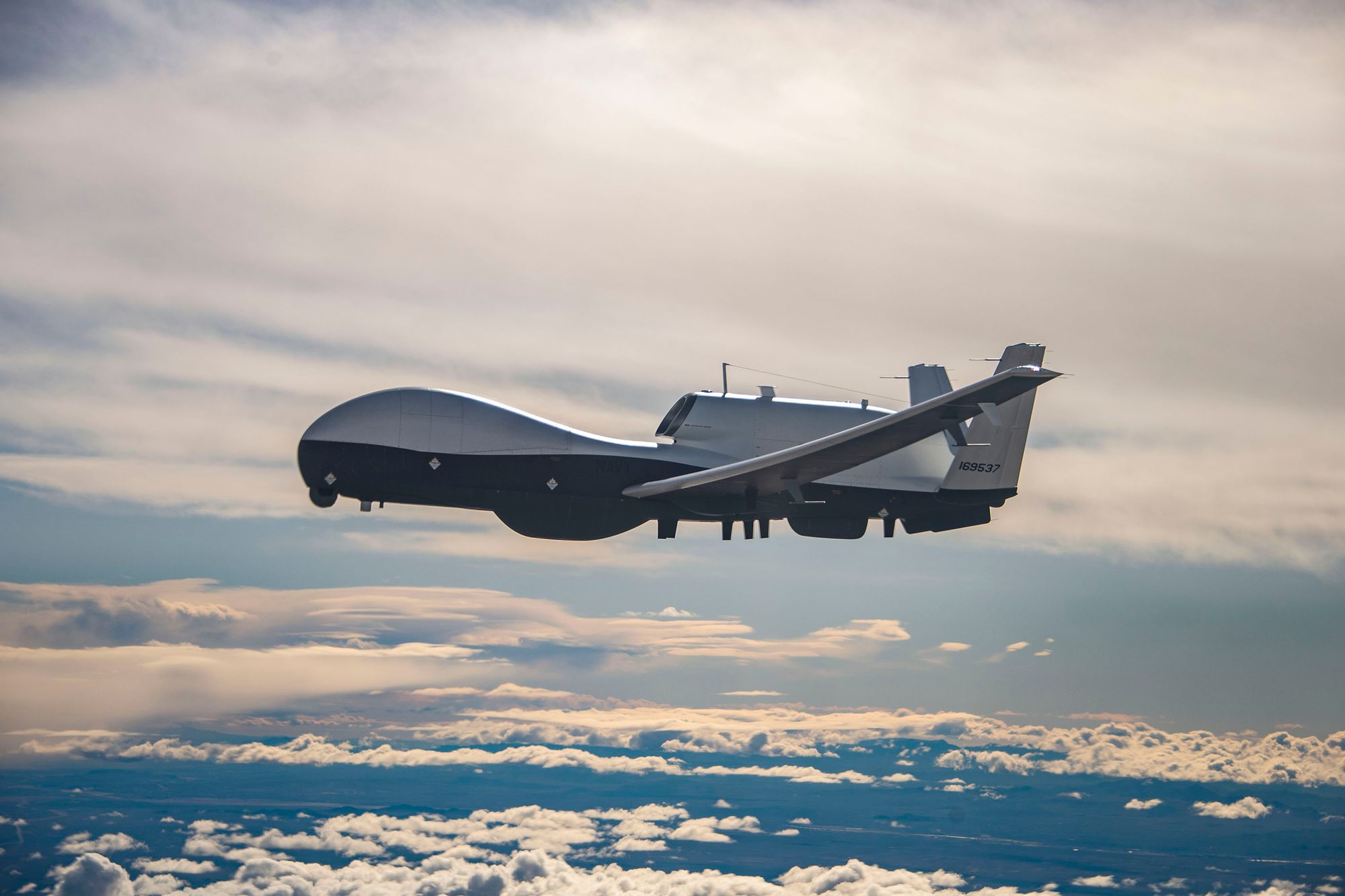 MQ-4C Triton er et stort ubemannet fly som opererer på rundt 15.000 meter for å overvåke store områder.