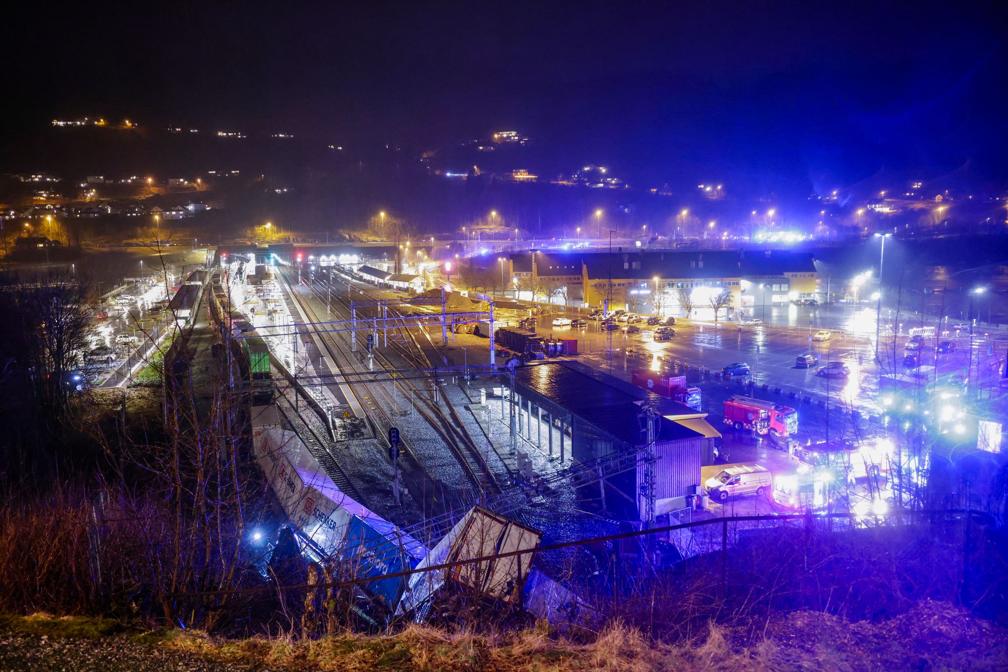 Nødetatene rykket ut til togulykken ved Arna stasjon.