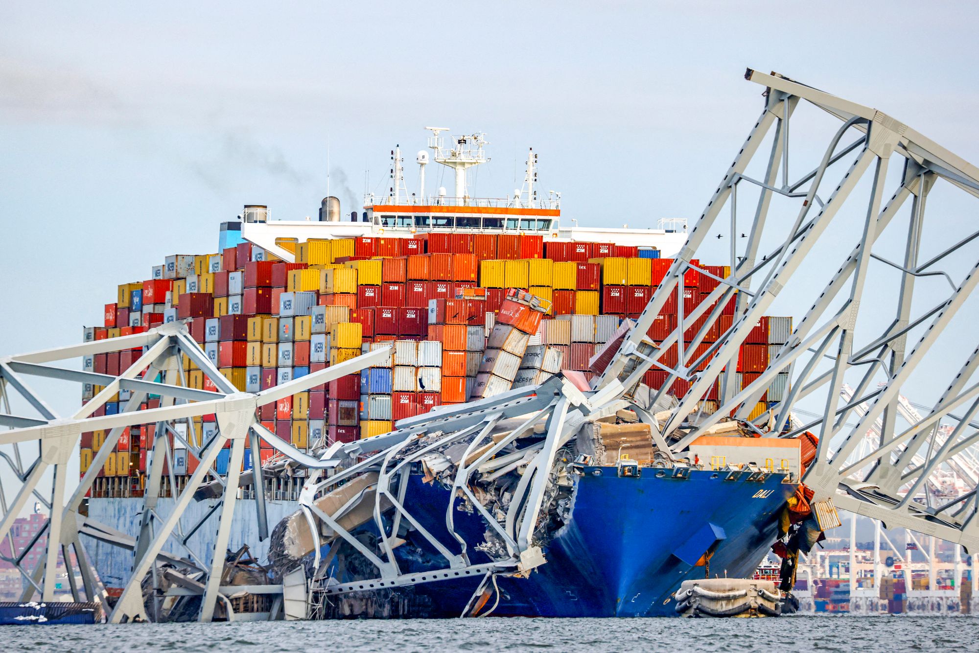 Containerskipet MS Dali kolliderte 26. Mars med et brukar  til Francis Scott Key Bridge ved Baltimore. Stålbrua kollapset og 50.000 tonn stål havnet i vannet og sperret for skipstrafikk inn og ut av havna. Åtte veiarbeidere havnet  vannet, seks omkom. 