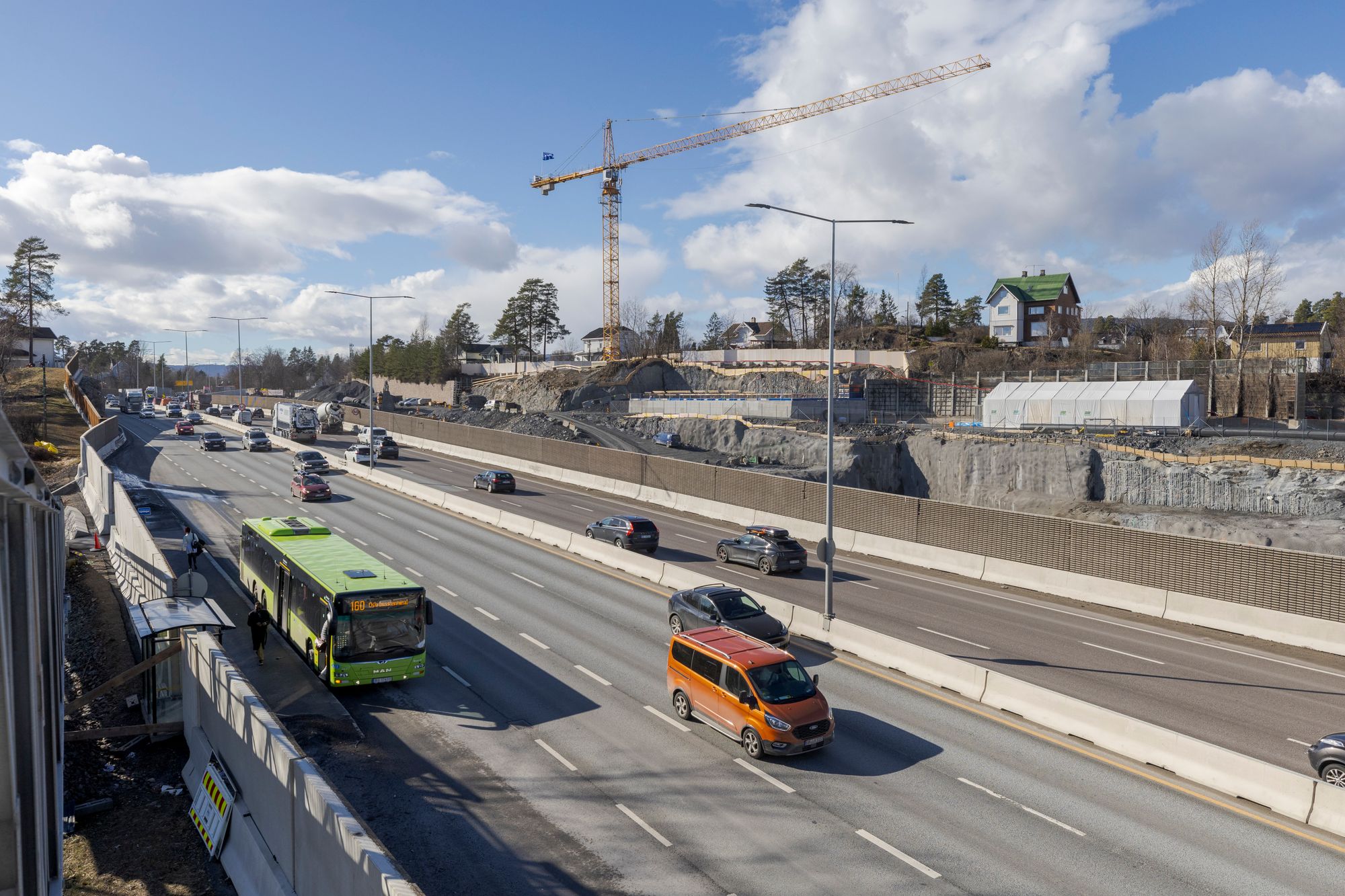 Elbilister får igjen bruke kollektivfeltene på E18 mellom Asker og Lysaker, men bare i helgene.