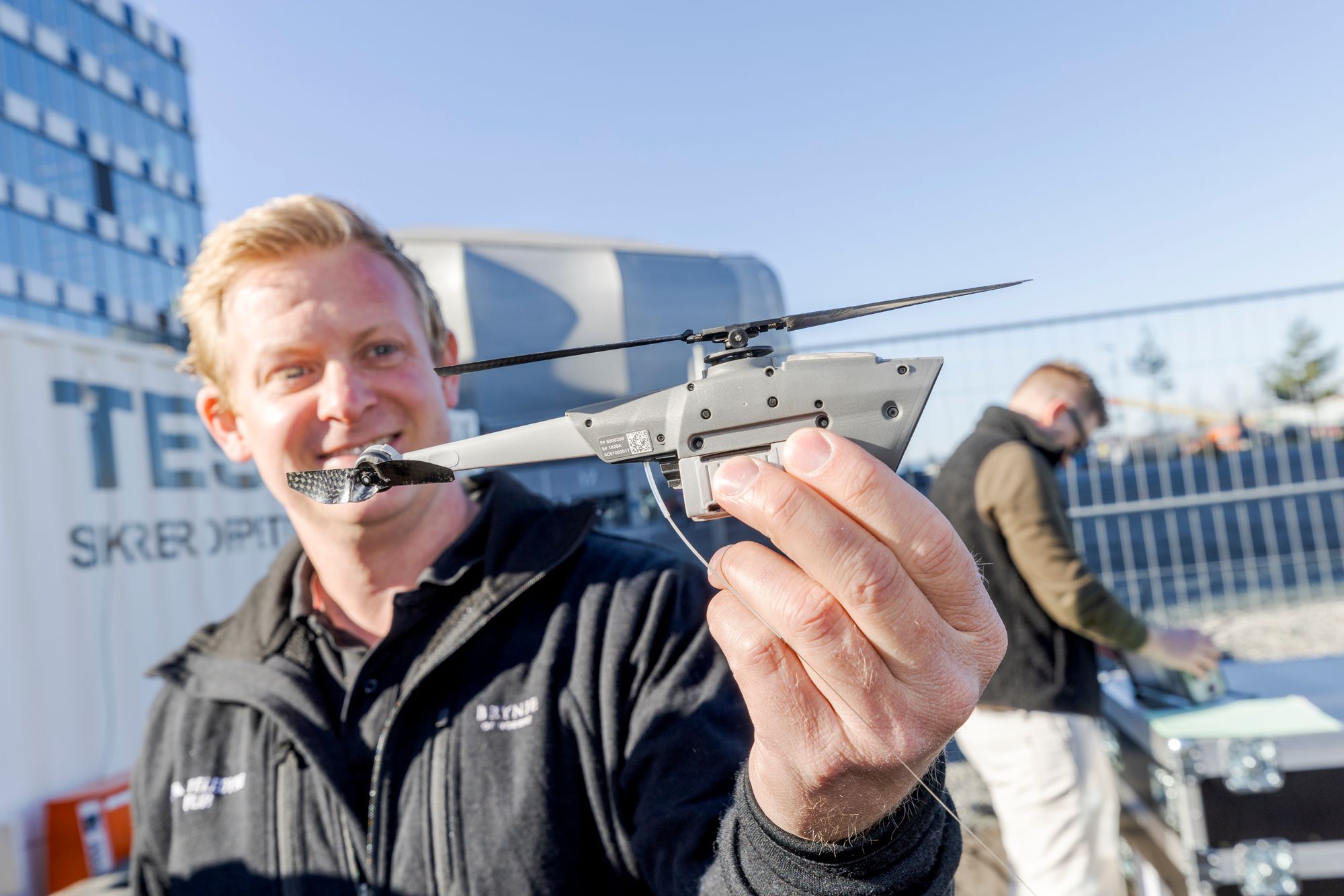 Andreas Raftevold, prosjektleder i Flir UAS med Black Hornet 4 på Aker på Fornebu i april 2024. Nå har den amerikanske hæren kjøpt slike droner for én milliard kroner. 
Foto: Arash A. Nejad