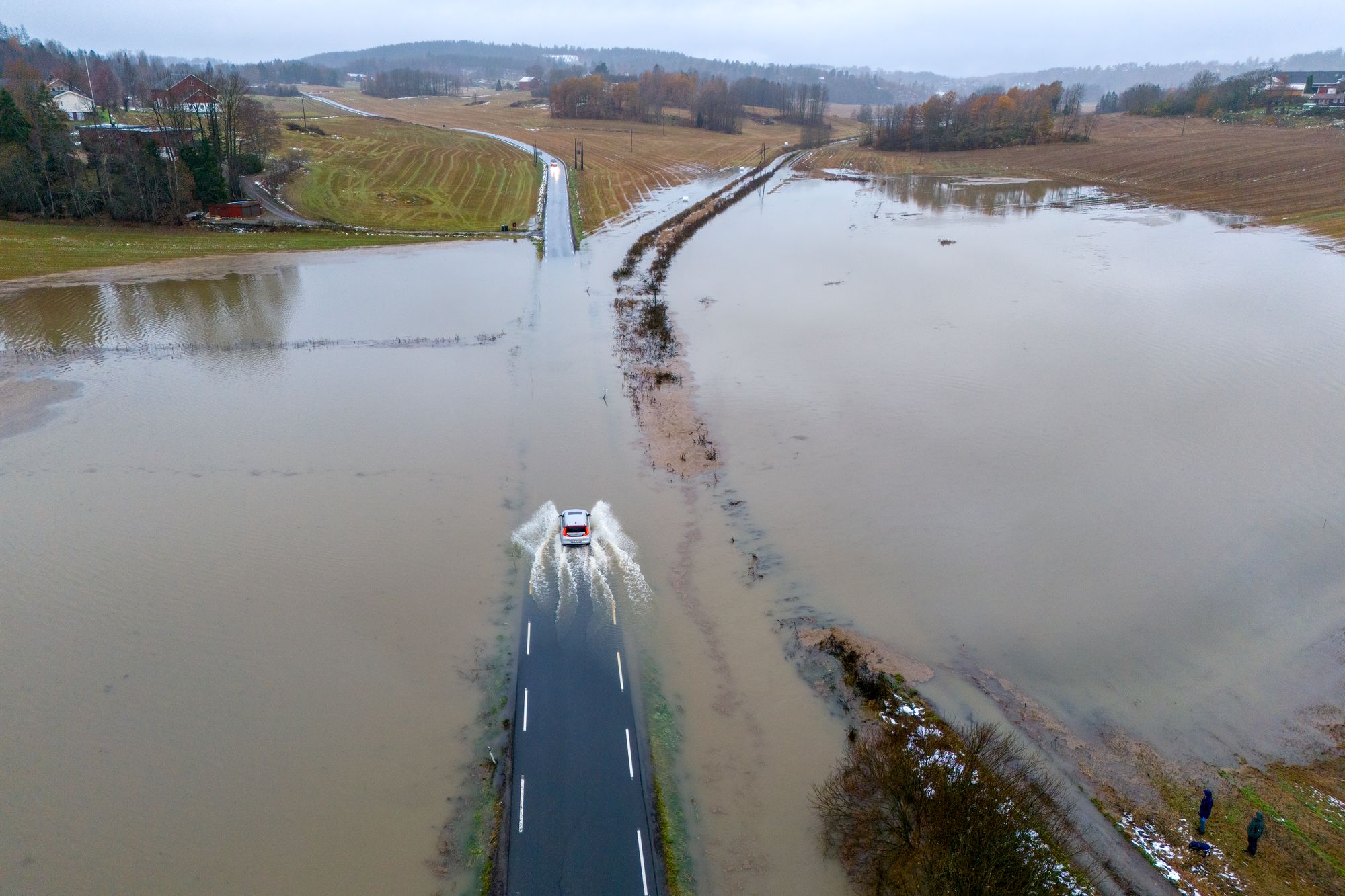Store mengder nedbør skapte en minisjø ved Bakker Bru i Frogn kommune i november i fjor. Noen tok likevel sjansen på å krysse.