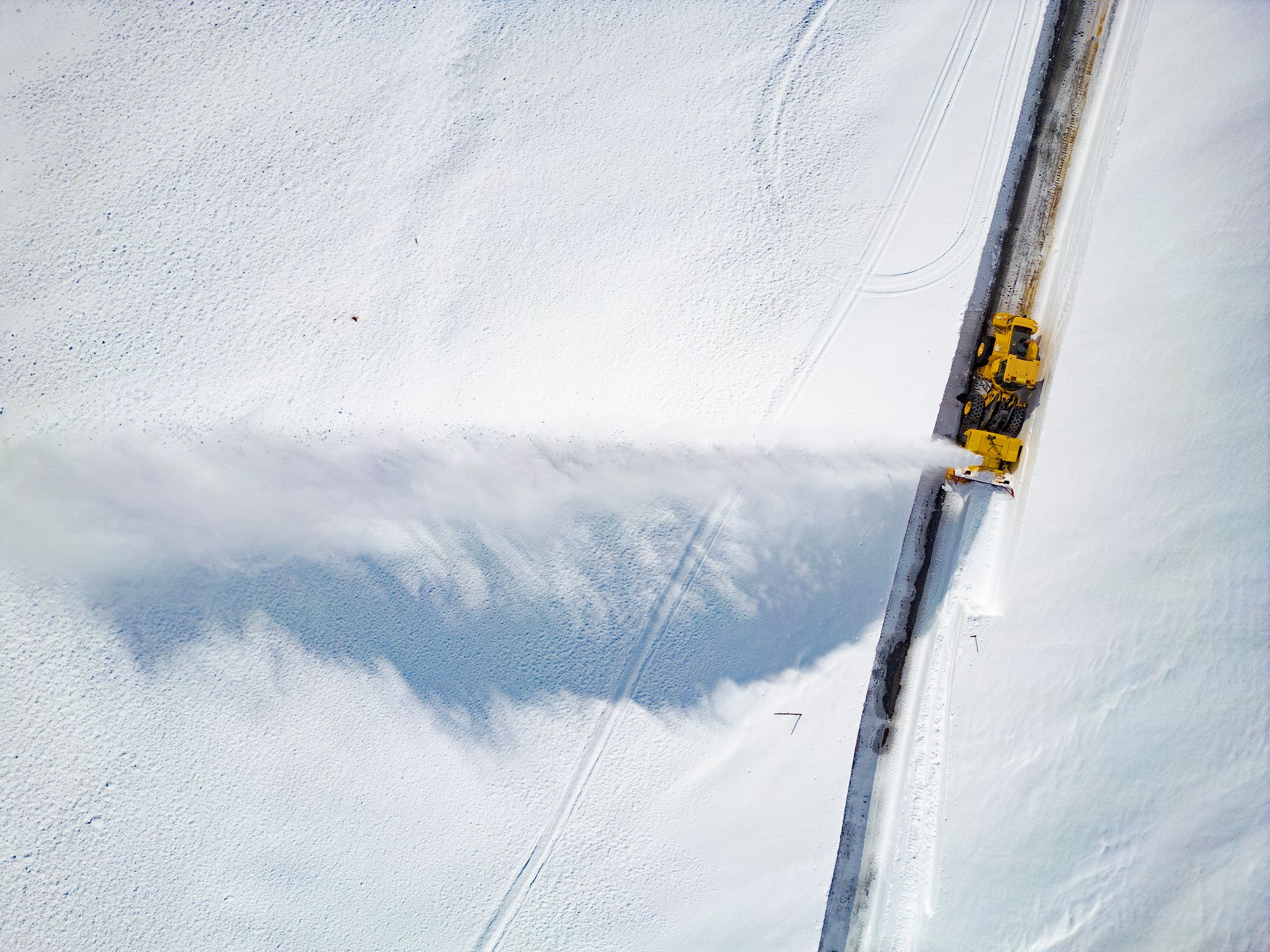 En hjullaster med fres, tilnærmet lik den på bildet, skal kommende vinter styres førerløst fra en kontrollpost nær Vikafjell med norsk teknologi. Bildet viser en tradisjonell, førerstyrt hjullaster med fres på Sognefjellet.
