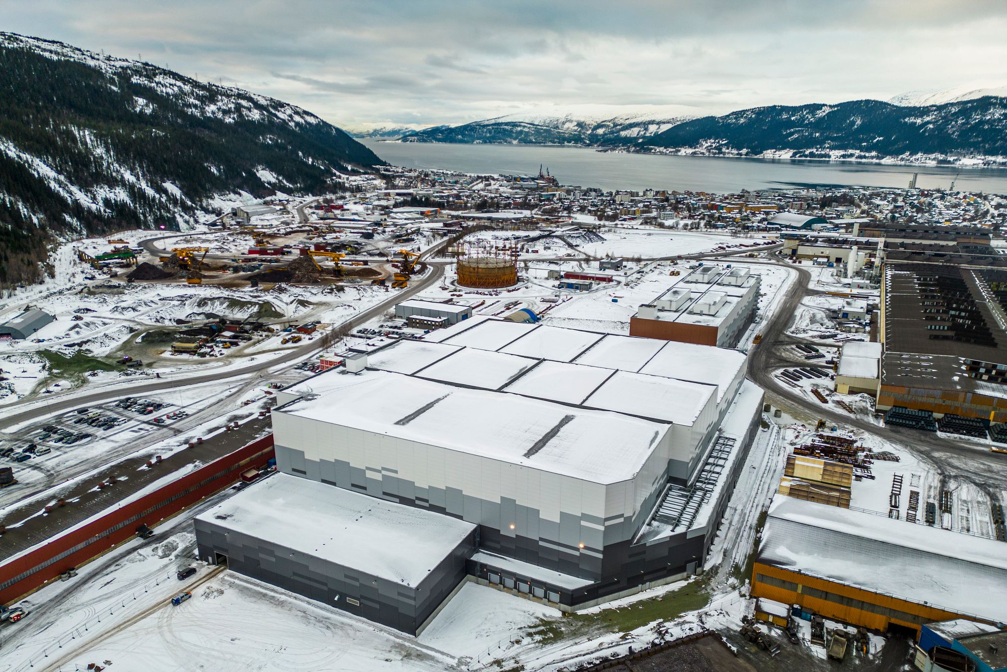 Freyr spådde at det skulle skape 1500 jobber i Mo i Rana. Nå skal produksjonshallen Giga Artic og pilotfabrikken i forgrunnen selges til høystbydende.