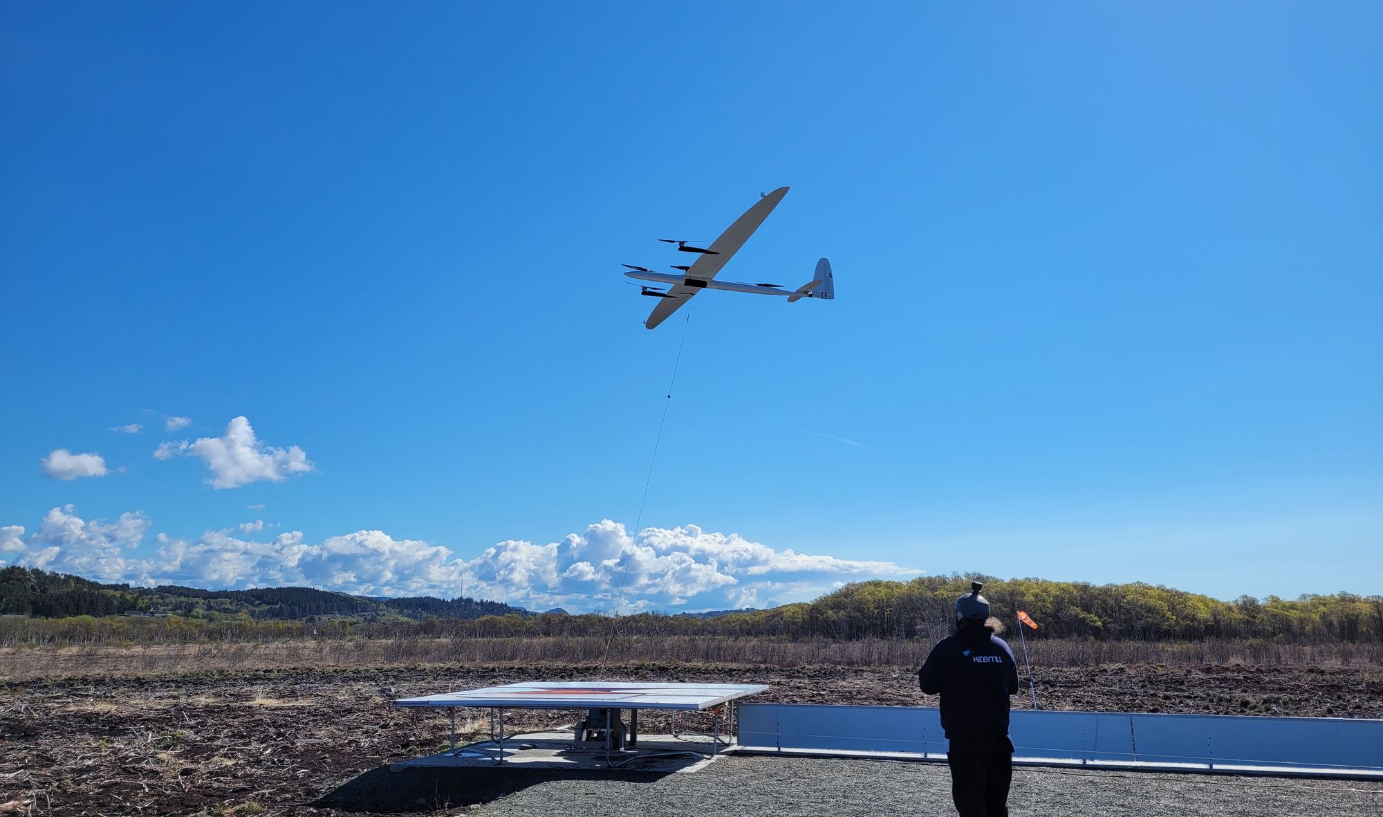 Kitemill utvikler flygende kiter eller drager som er festet til en bakkestasjon med en vinsj. De kan ta seg inn i sterke vinder i opptil 800 meter.