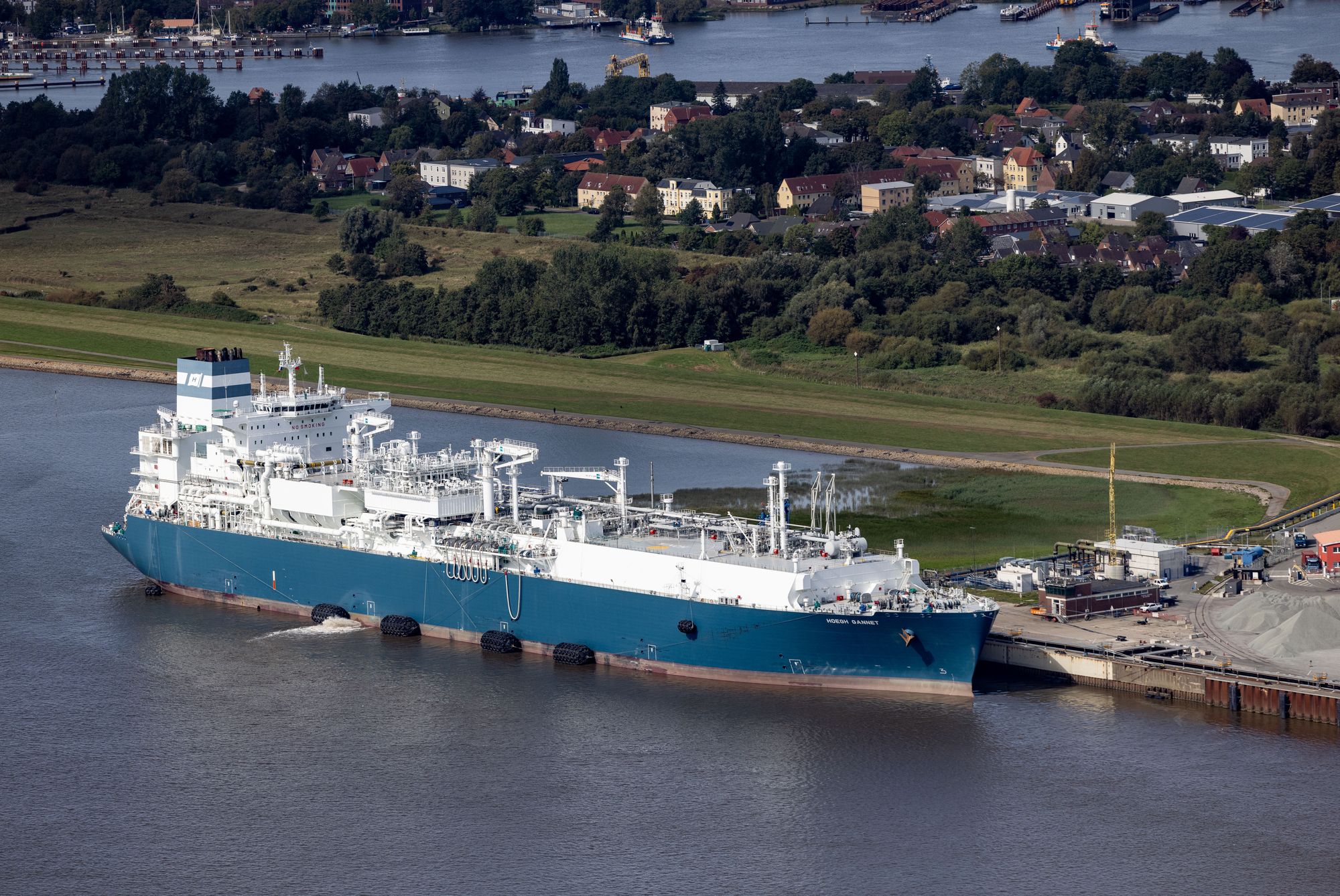 Flytende LNG-terminal på plass i den tyske havnen Brunsbüttel, klar til å ta i mot mer flytende gass.