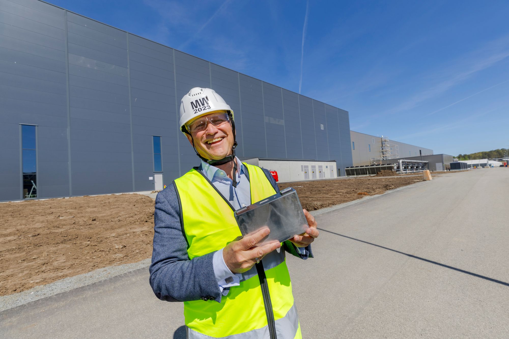 Administrerende direktør Lars Christian Bacher i Morrow Batteries viser frem Morrows battericeller.