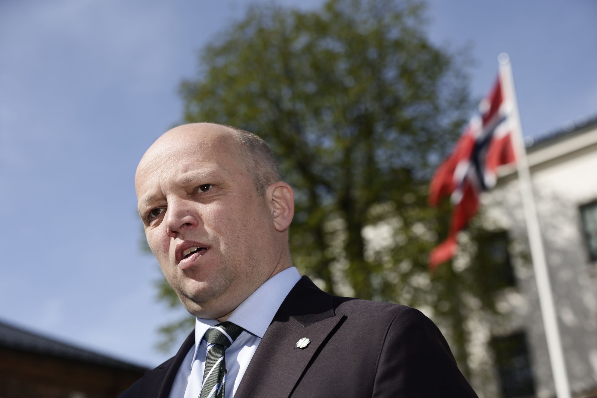 I dag har EU ti prosent toll på elbiler fra Kina, mens Norge har null. Finansminister Trygve Slagsvold Vedum (Sp) sier at det er uaktuelt for regjeringen å innføre toll på kinesiske biler.