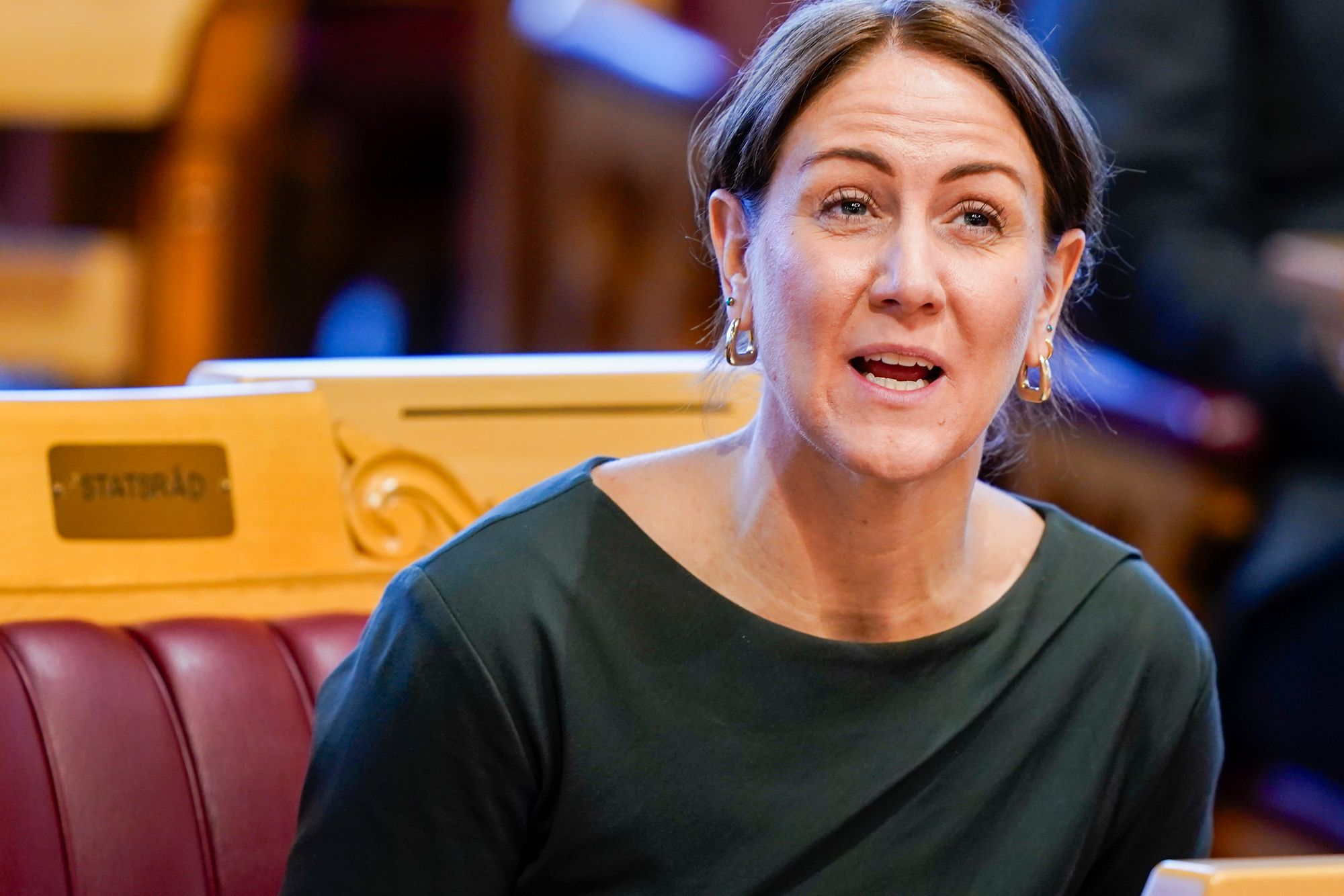 Arbeids- og inkluderingsminister Tonje Brenna (Ap) peker på at innleie krever et trepartsforhold, og vil ikke åpne for at AS-meg-selv skal få godkjenning som bemanningsforetak.