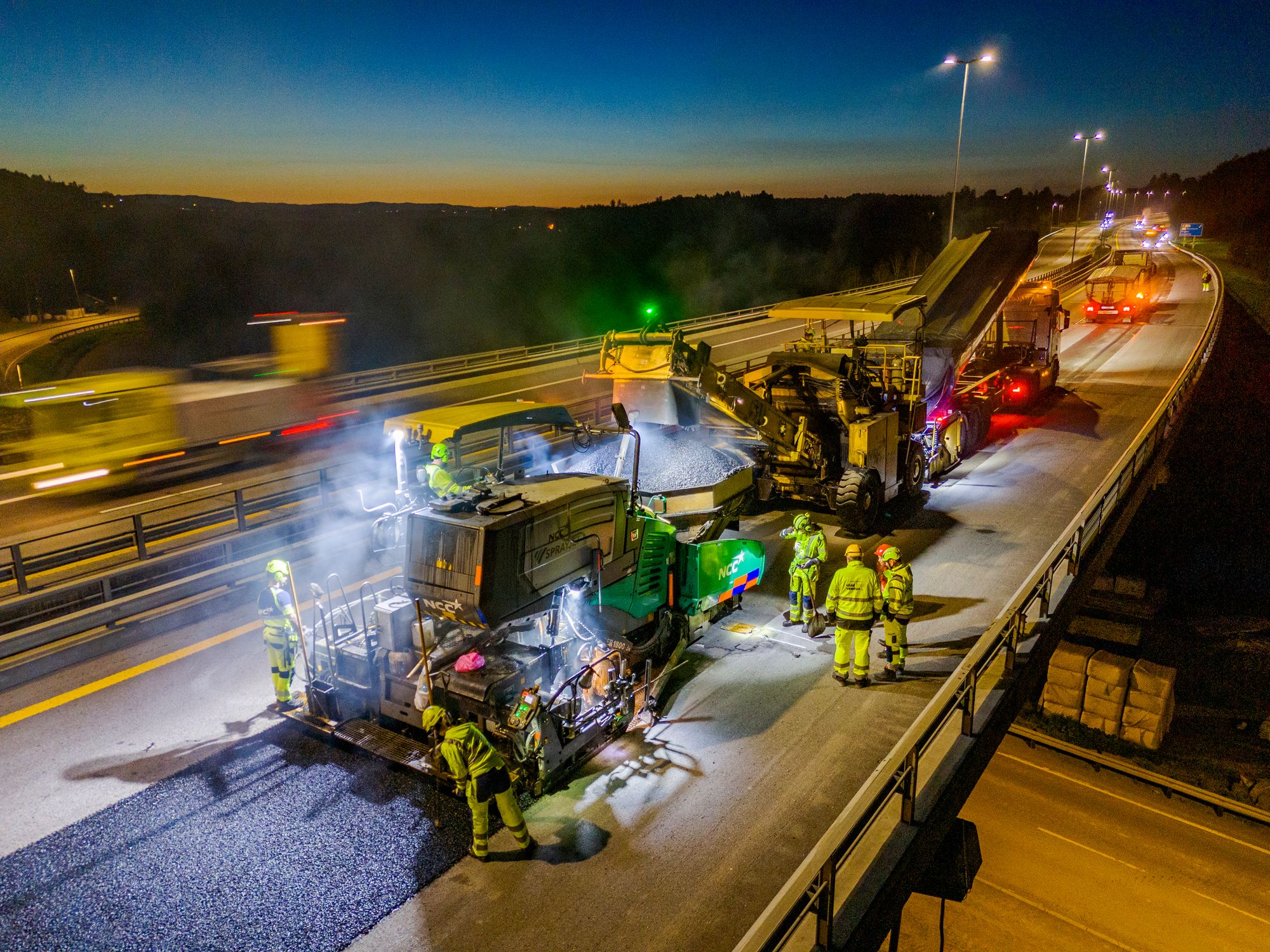 Asfalttoget er i gang med "fres og legg", som det heter i bransjen. Denne natta ble det 2200 meter med ny asfalt i ett felt av E6.  