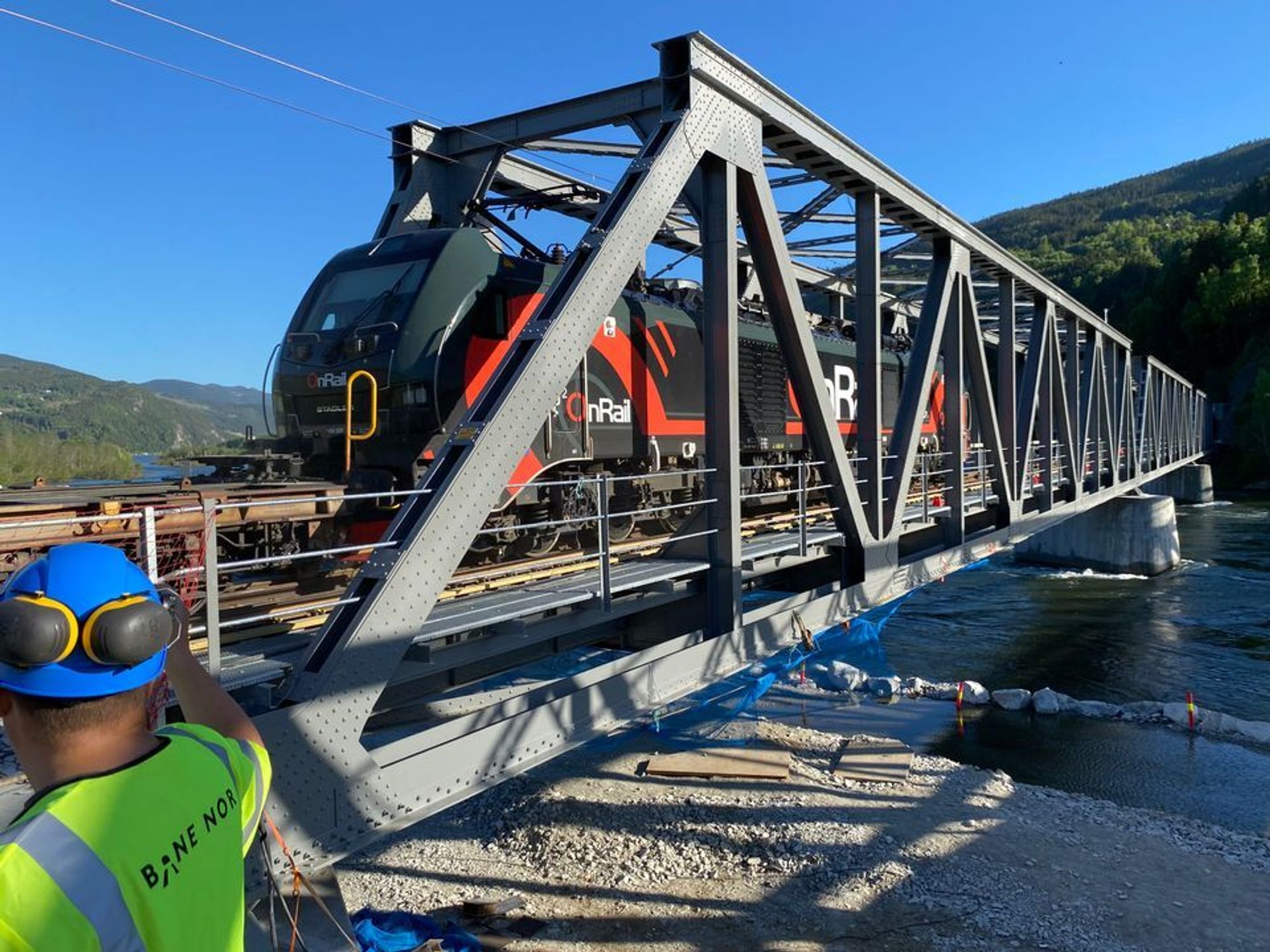 Henning Aandal, daglig leder i godstogselskapet Onrail, foran et av selskapets tog, EuroDual. Selskapet tapte nærmere 20 millioner kroner etter at Otta bru ble stengt i nesten tre måneder.