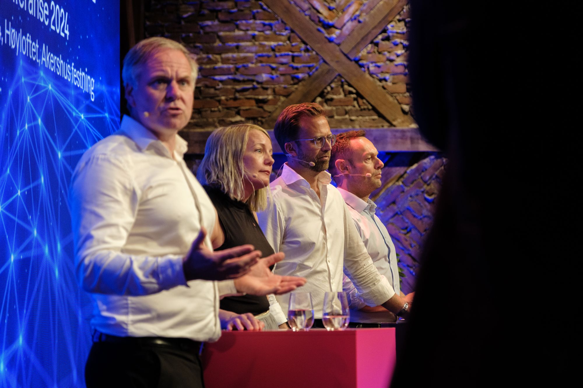 Innleieregler er blant politikkområdene som får mest å si for IT-bransjen. Her er Alfred Bjørlo (V), Solveig Vitanza (Ap), Nikolai Astrup (H) og Torgeir Knag Fylkesnes (Sv) på IKT-Norges årskonferanse 2024.