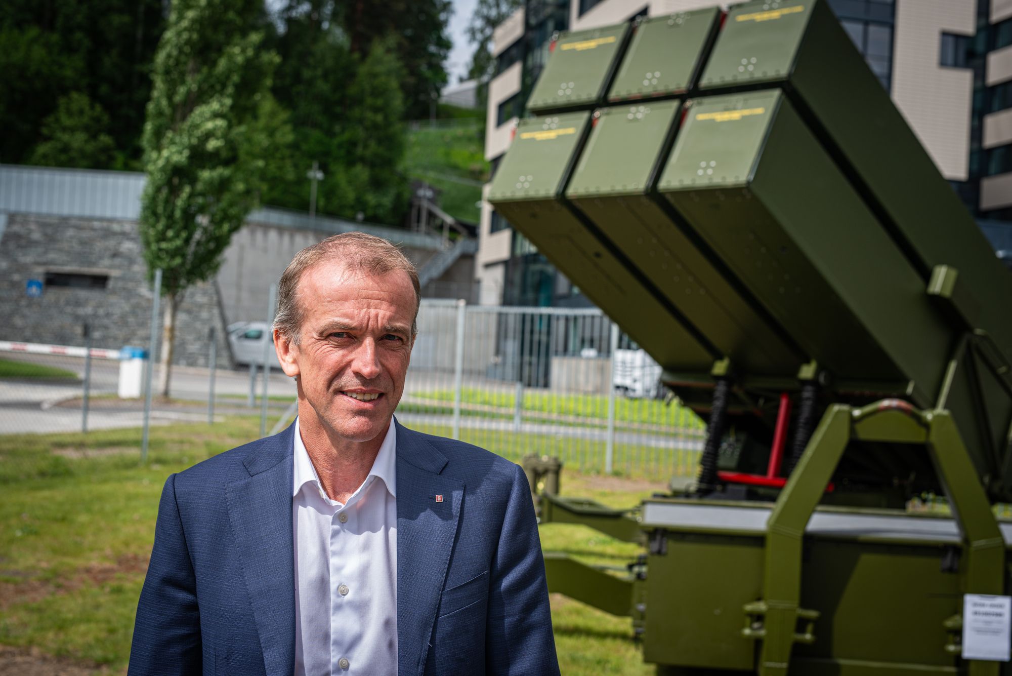 Eirik Lie, sjef i Kongsberg Defence & Aerospace, foran et Nasams-batteri.