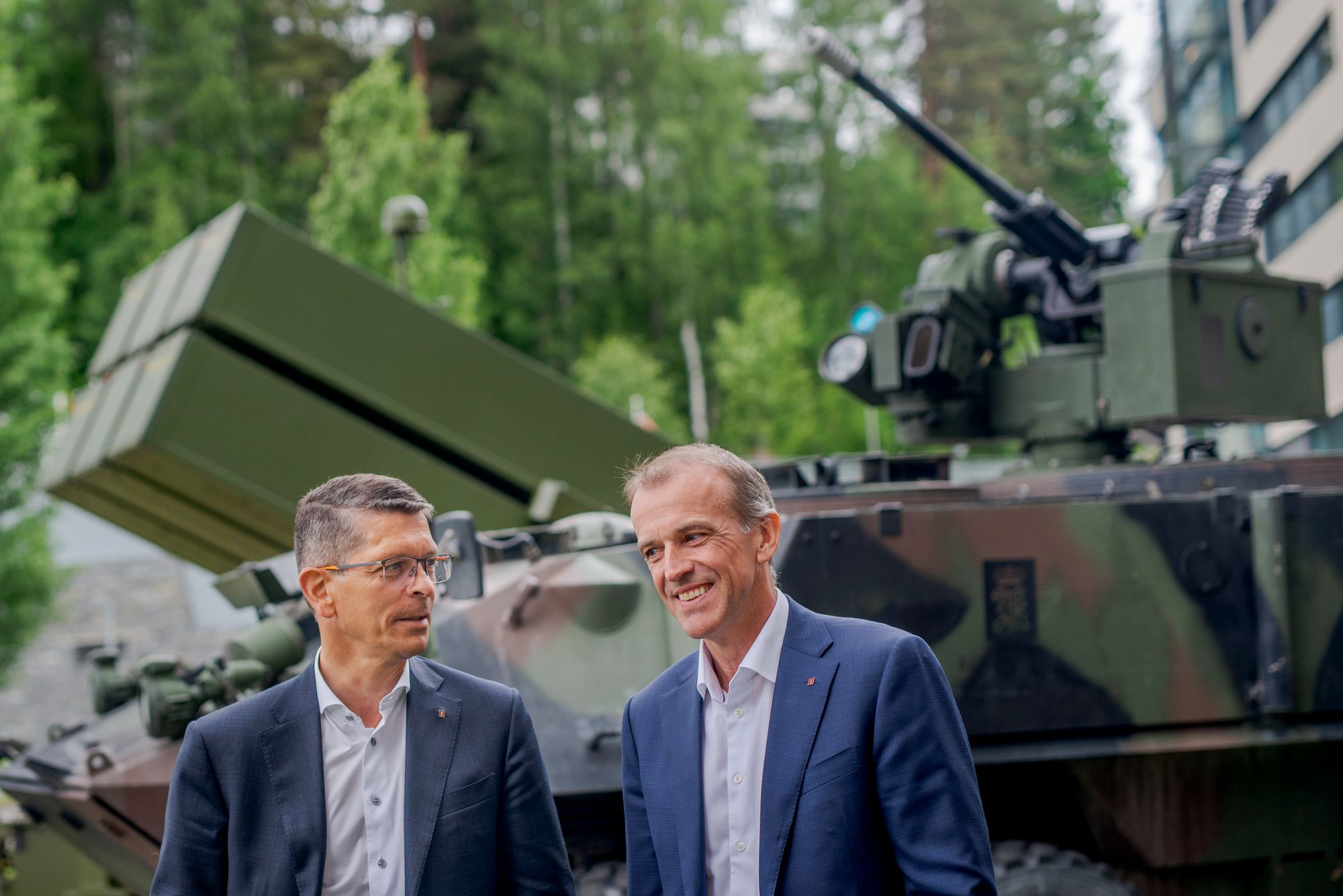 Kongsberg Gruppens sjef Geir Håøy (til venstre) og Kongsberg Defence and Aerospaces sjef Eirik Lie. Det er Kongsberg som utvikler Nasams, og som nå ser mulighet for å ta inn ukrainsk missilteknologi i porteføljen.