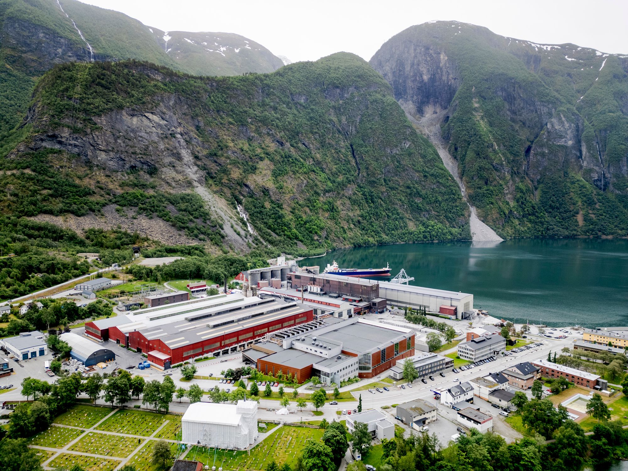 Solcelle-produsenten Norsun og Hydro Aluminium ligger vegg i vegg på Årdalstangen innerst i Sognefjorden.