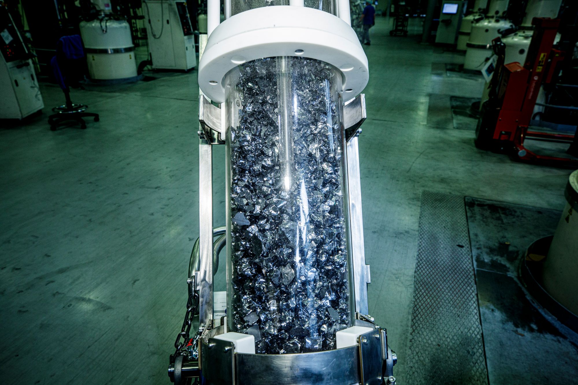 Silisium i en beholder. Her fra en reportasje hos Norsun i 2024.