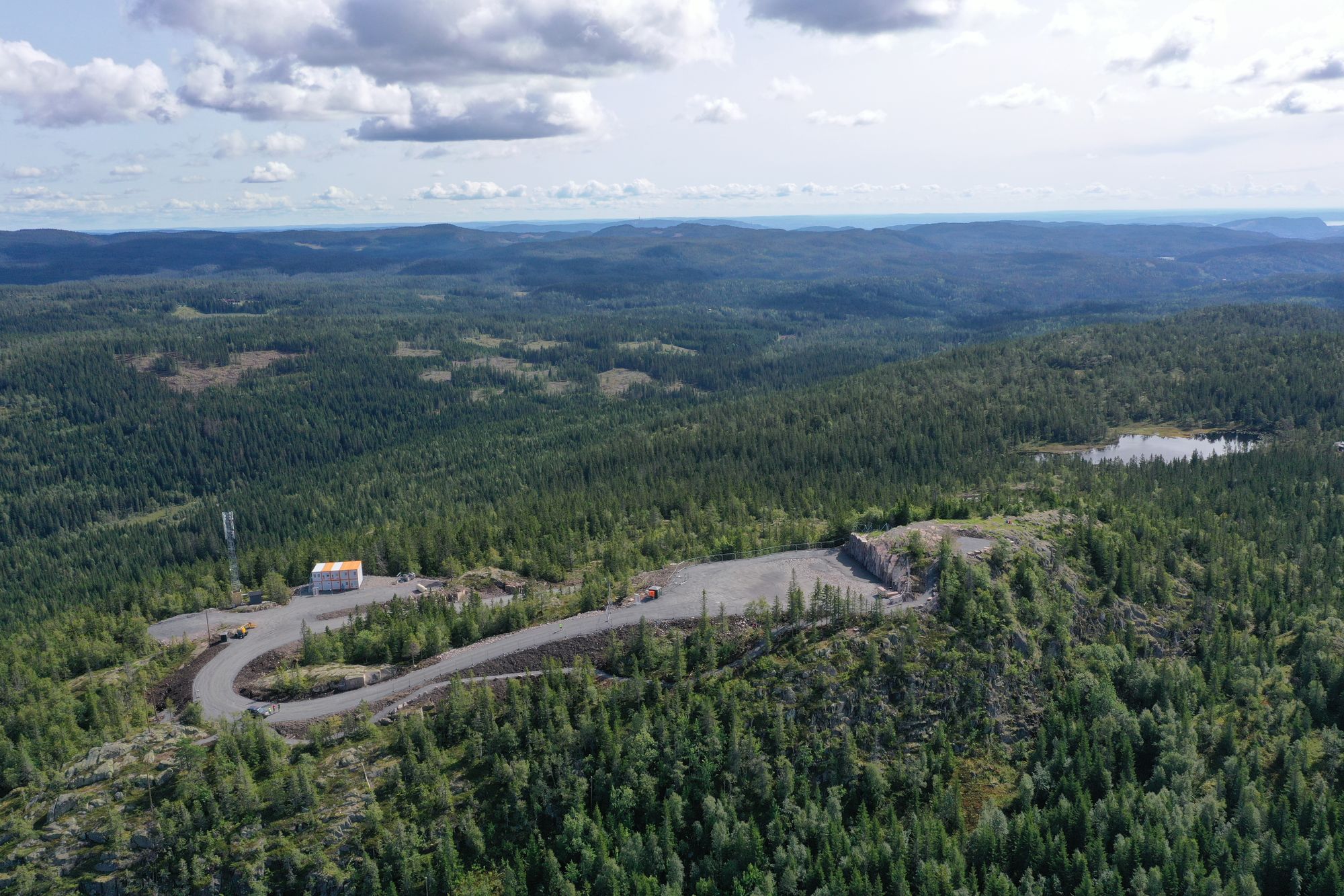 Her på toppen av Gyrihaugen i Nordmarka skulle Forsvaret bygge radar, men utbyggingen ble plutselig stanset etter at veien sto ferdig.