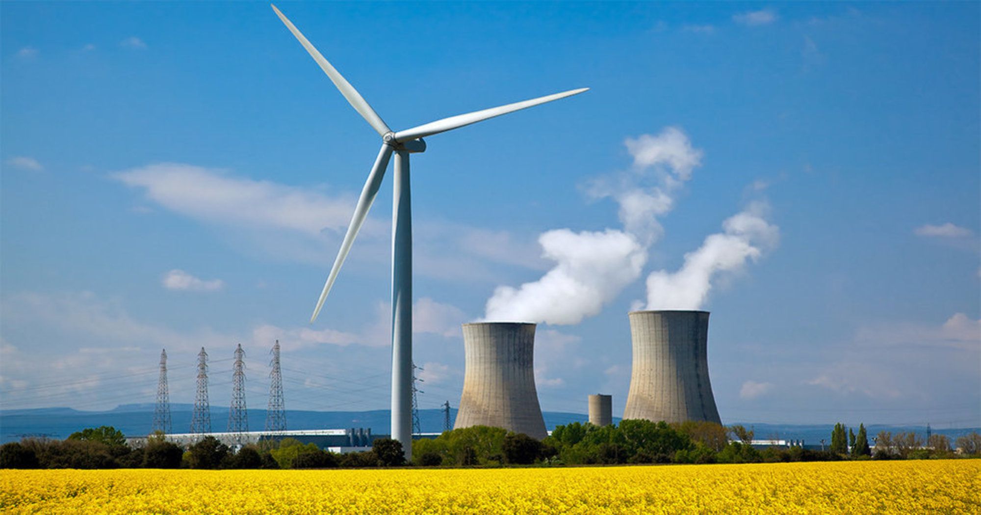 Vindkraften på land må bygges ut først. Men kombinasjonen av vind- og kjernekraft kan også kan bli fremtiden i Norge. Her representert med Tricastin Nuclear Power Plant i Saint-Paul-Trois-Châteaux i Frankrike.