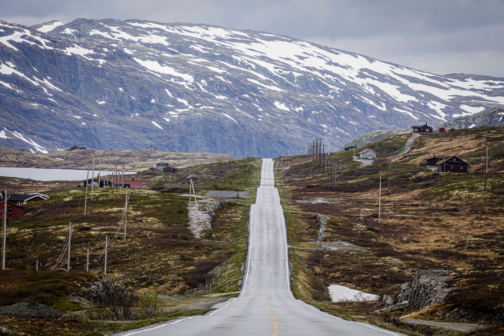 Det er rekordlite snø i fjellet i Sør-Norge i vår – og lave snøreserver til vannmagasinene. Mye regn i vinter, også høyt til fjells, gjør at strømprisen ikke går til værs. 