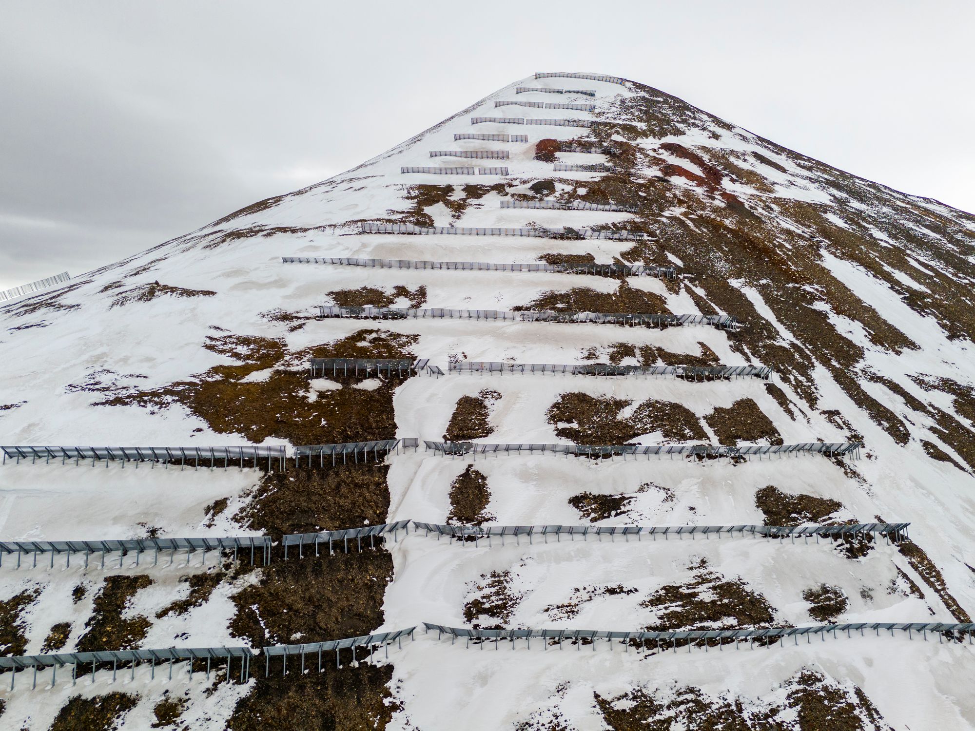Storfjellet rett over Honningsvåg når opp i 300 meters høyde.