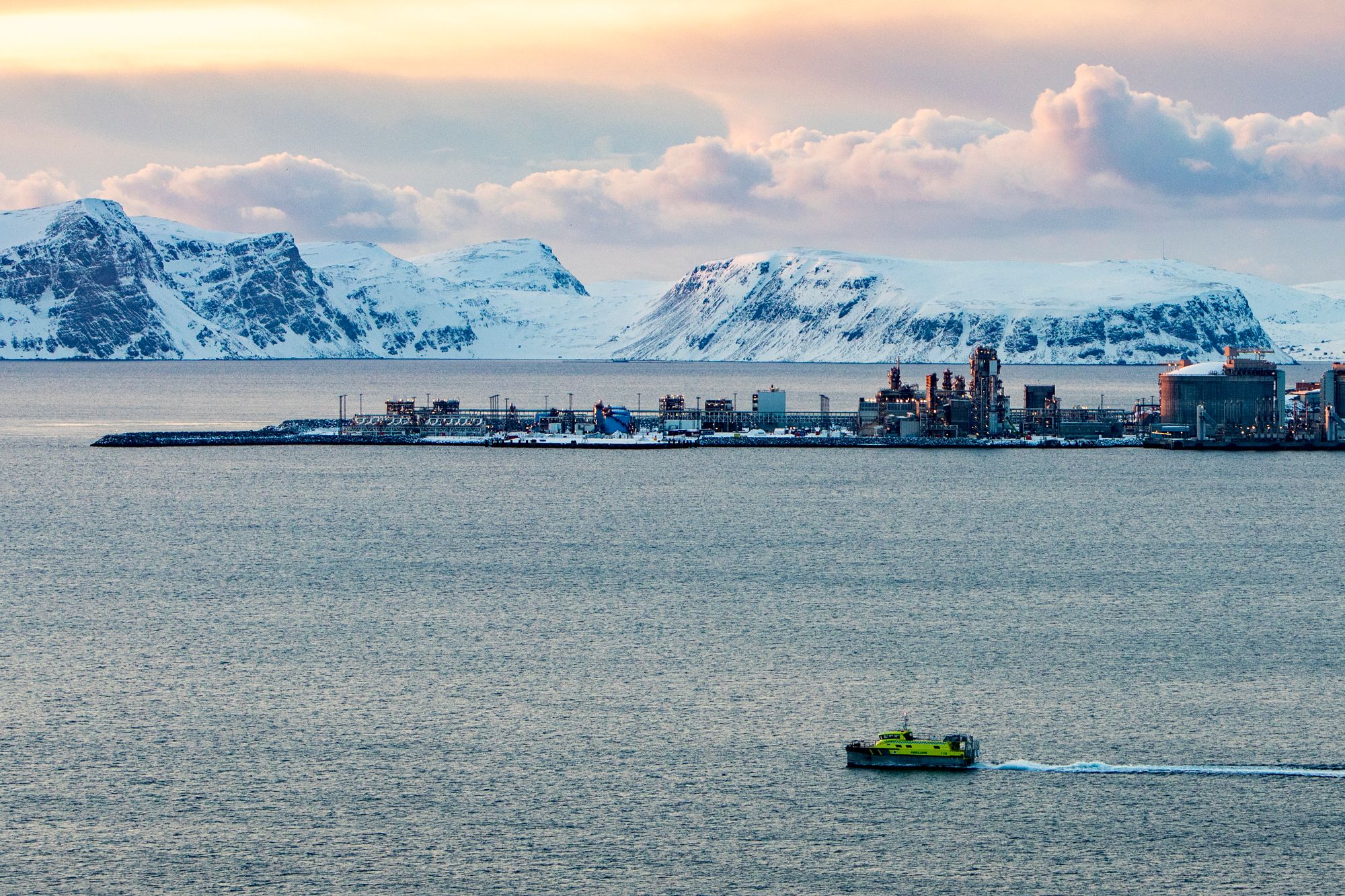 Hammerfest LNG, som ligger på Melkøya utenfor Hammerfest, skal elektrifiseres. Flere partier mener vedtaket må omgjøres. det mener regjeringen vil være ulovlig.