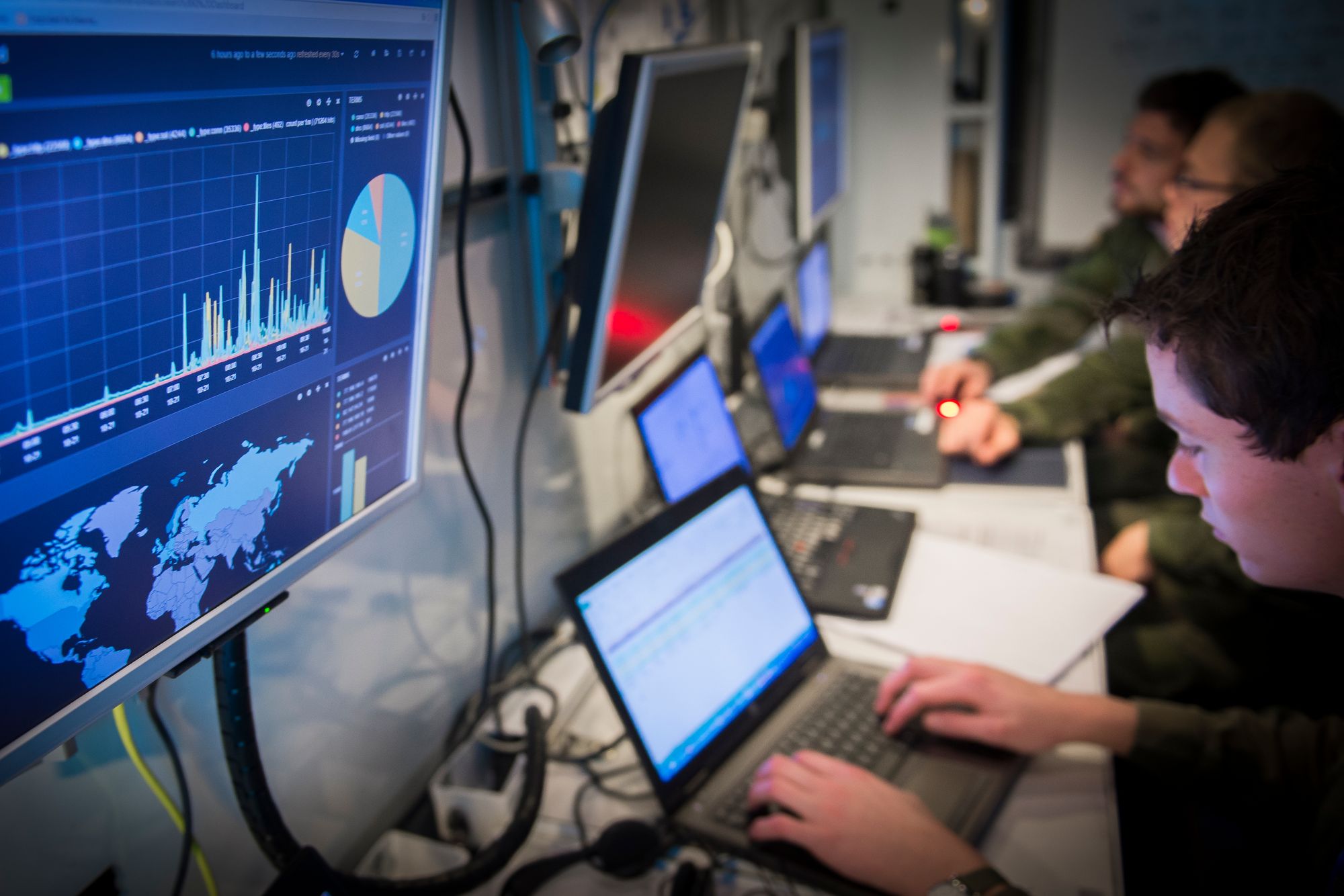 Interoperabilitet og kontroll over egne data handler ikke bare om kostnader og effektivitet. Det handler også om Forsvarets operative evne og digital suverenitet, skriver innleggsforfatteren. Bildet er fra Forsvarets ingeniørhøgskole.