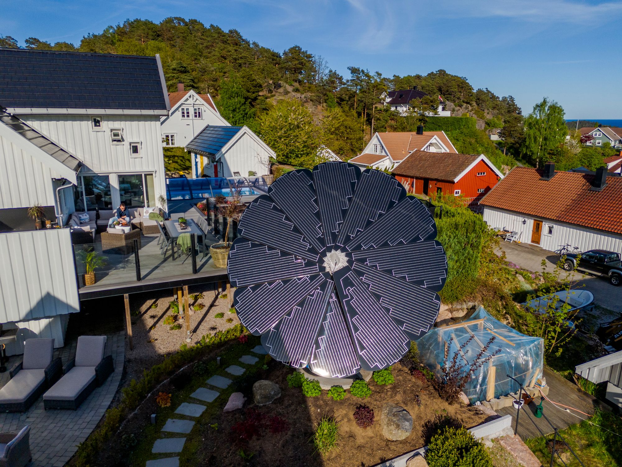 Kilowatt-jeger Bjarne Tveit har investert i jakten  på å redusere forbruket til eneboligen på Fevik utenfor Grimstad. Solceller i alle varianter – takstein, paneler, fangere, og en gigantisk solblomst i hagen. 