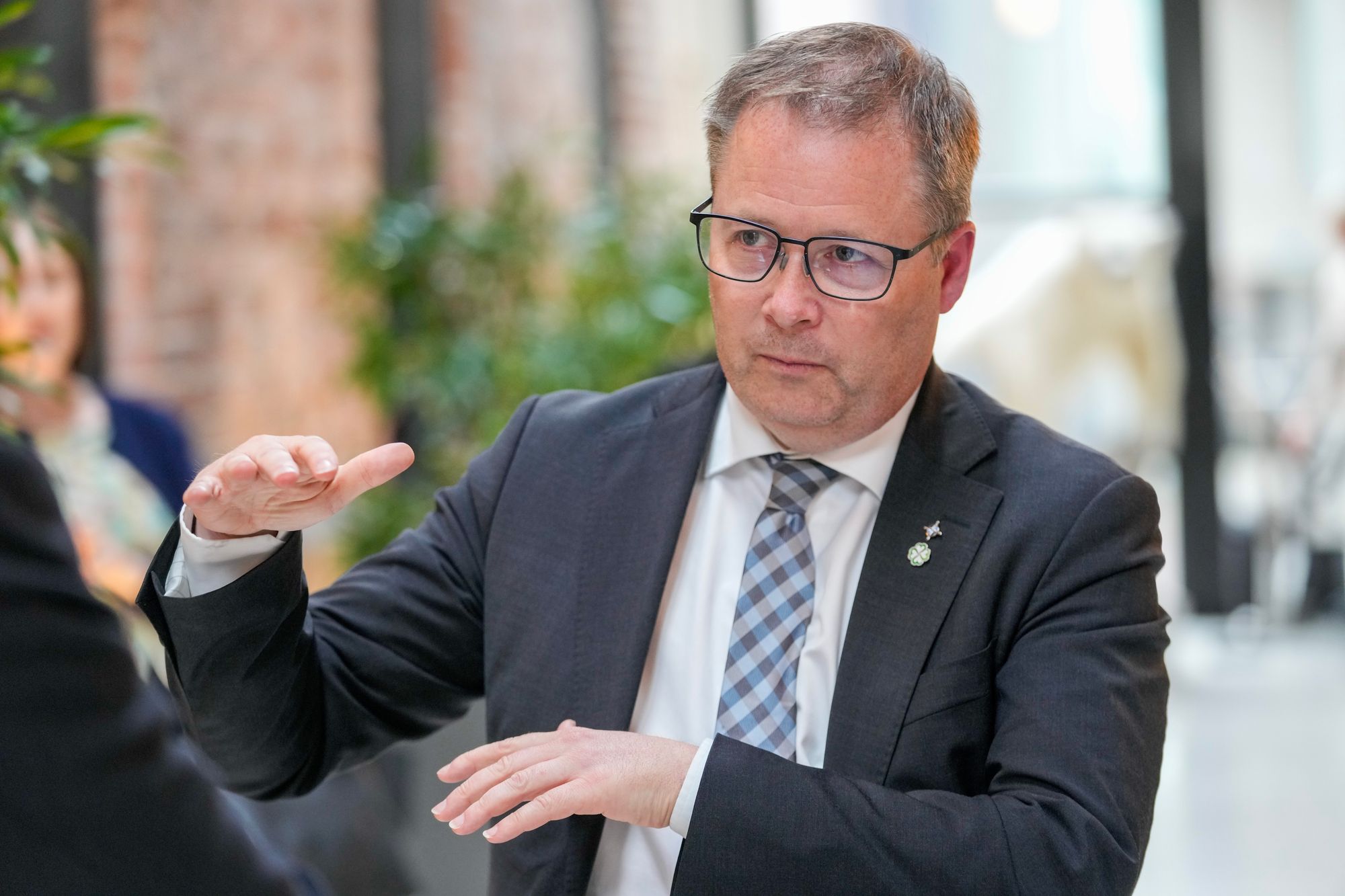 Forsvarsminister Bjørn Arild Gram (Sp) sier norsk sikkerhet ikke er direkte påvirket etter droneangrepet mot den russiske flybasen i helgen. Bildet er tatt i en annen anledning. 