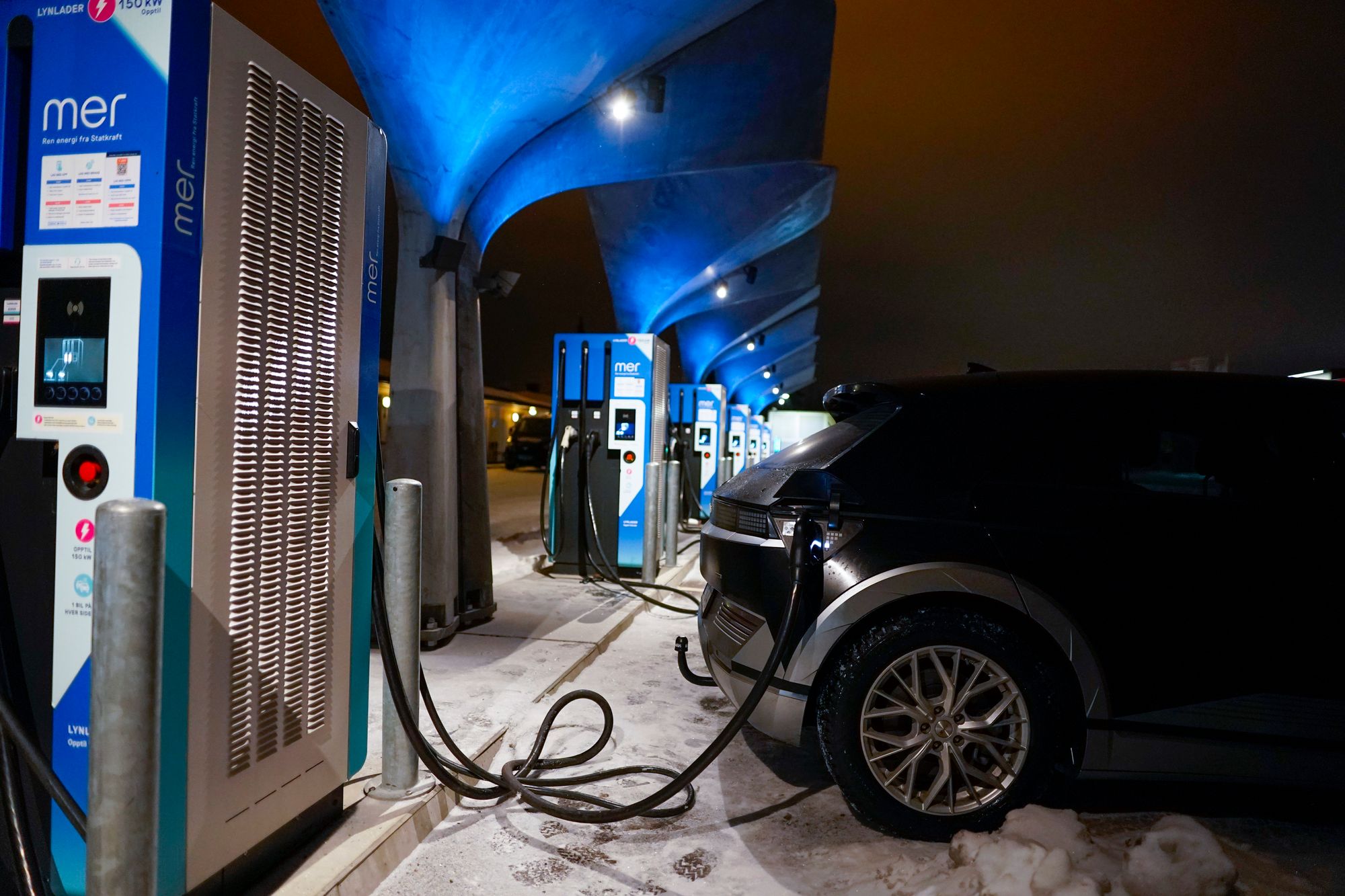 Større batteripakker og lengre rekkevidde gir folk mer fleksibilitet til å velge når de lader. Her hurtiglades elbiler på MERs hurtigladerstasjon på Kjellstad.
