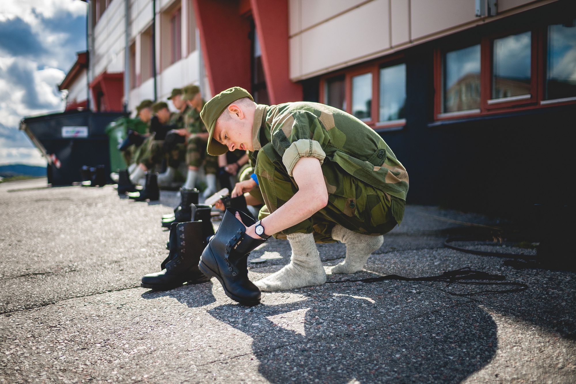 I snart 50 år har rekrutter fått utdelt lærstøvelen M/77. Bildet viser rekrutter som lærer seg å pusse lærstøvlene sine.