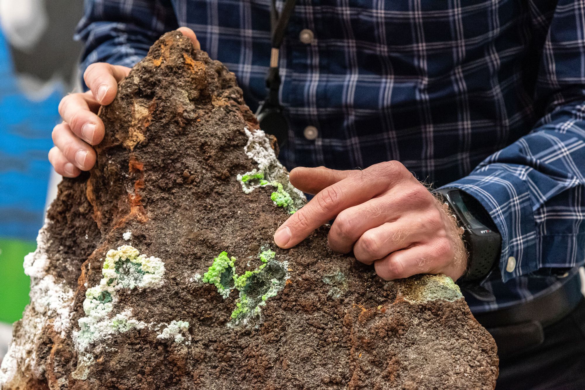 Kobbermineral på sulfidprøve. Mineralforekomst fra et av Sokkeldirektoratets kartleggingstokter.