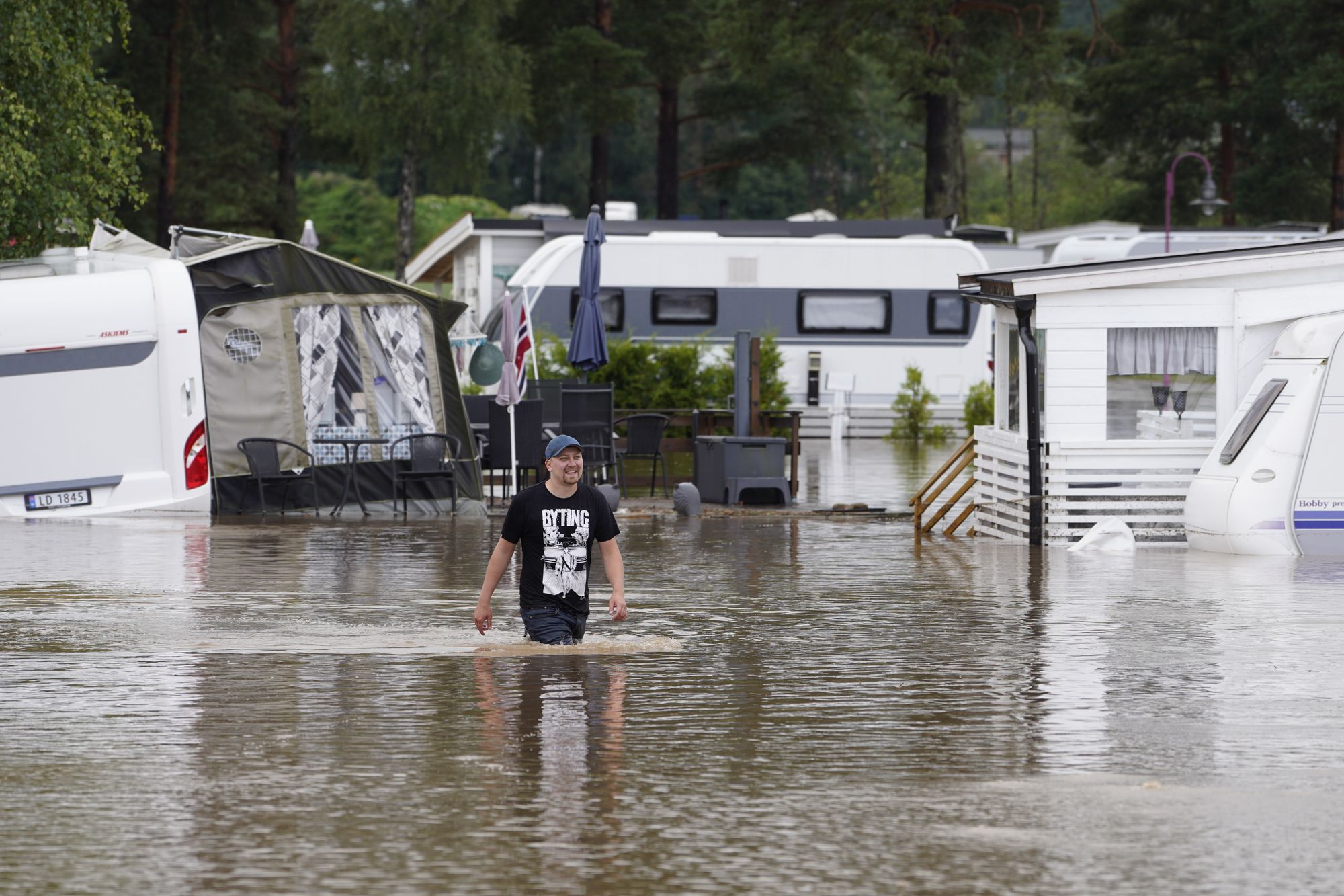 Campinvogner står under vann på Beverøya i Telemark.