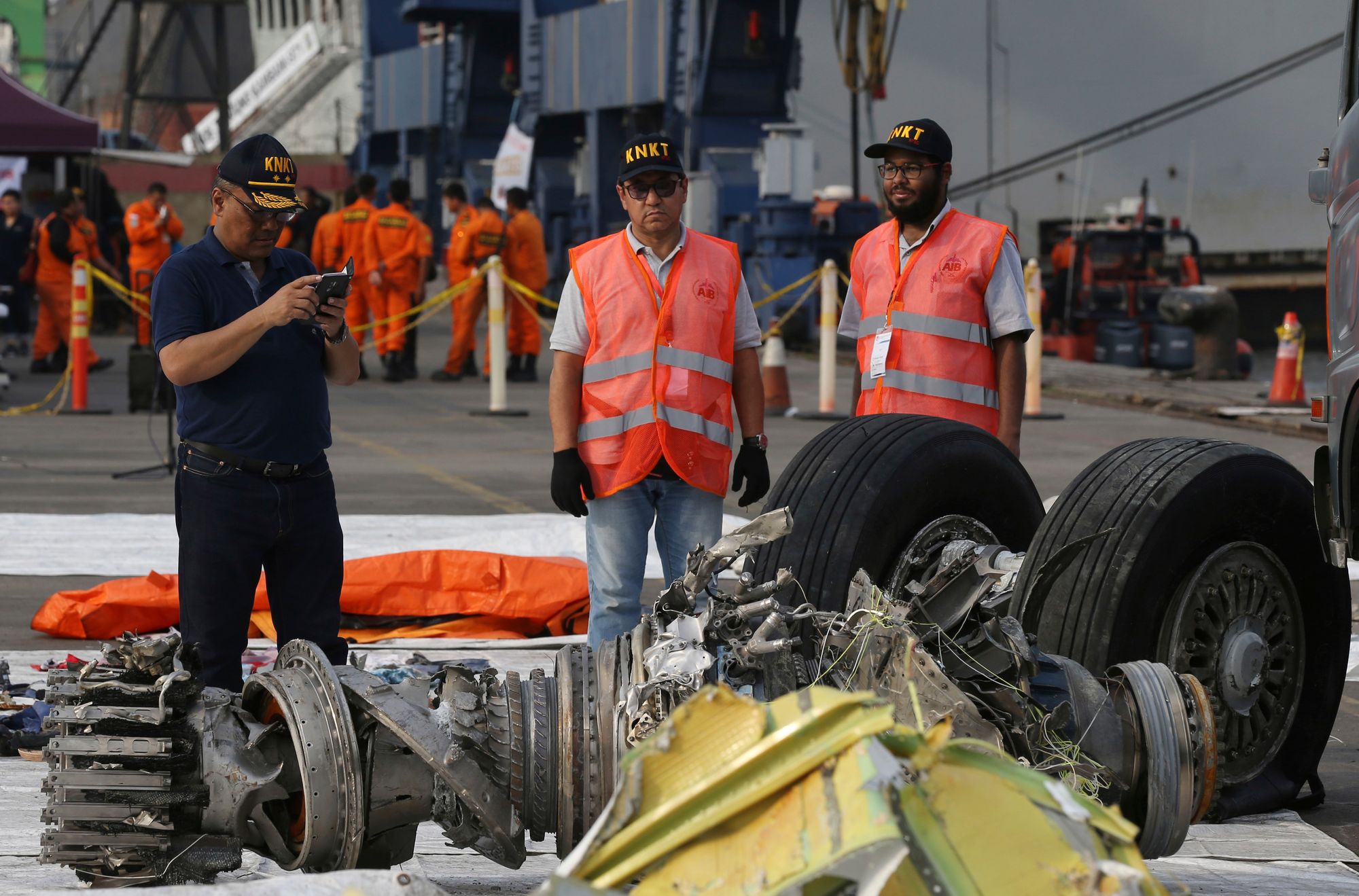 Ulykkesgranskere ser på flydeler som ble funnet etter at et Boeing 737 Max 8 styrtet i havet utenfor Indonesia i 2018.